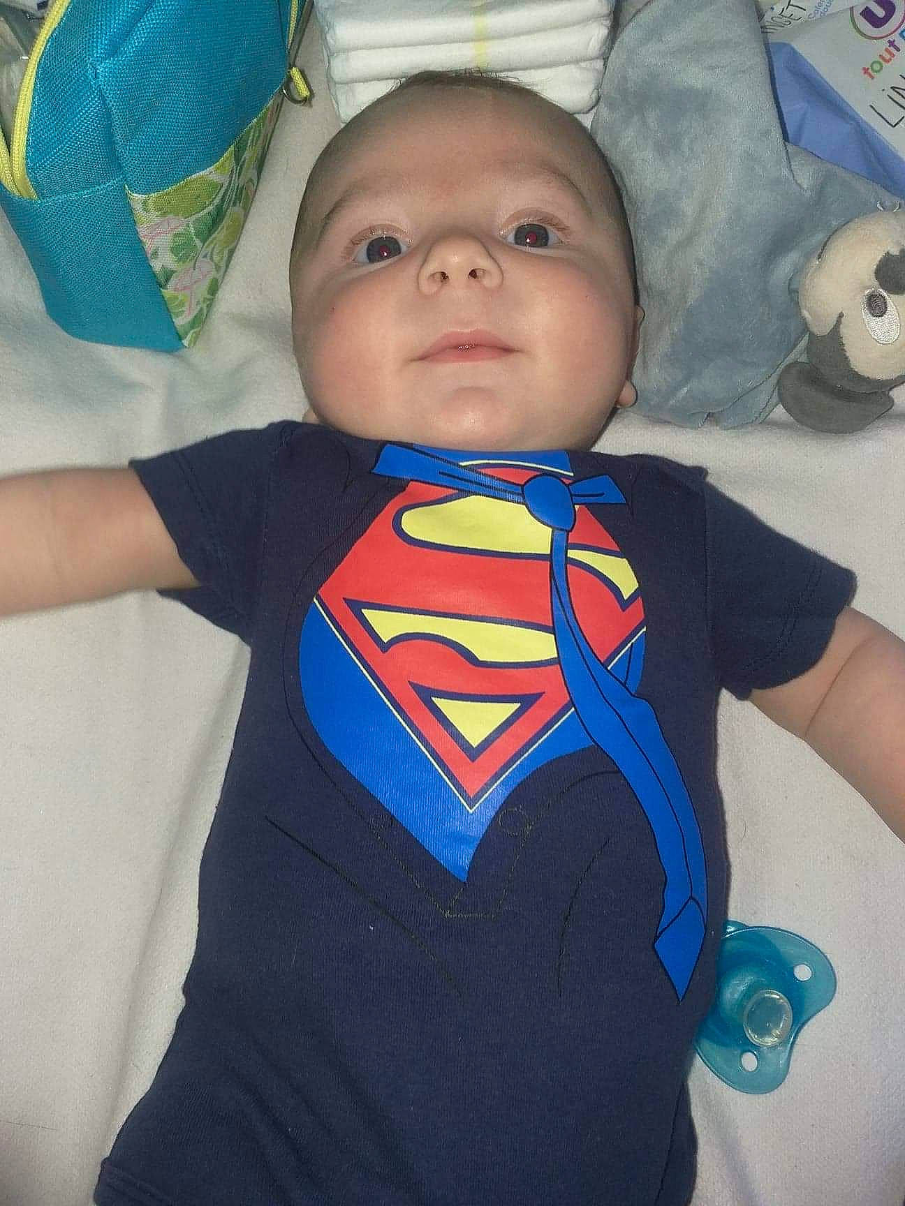 Thomy a rejoint le concours — aidez-le/la à gagner de superbes lots ! baby, baby_products, child, costume, face, fictional_character, head, justice_league, neck, person, product, smile, superhero, superman, t_shirt, textile, toddler