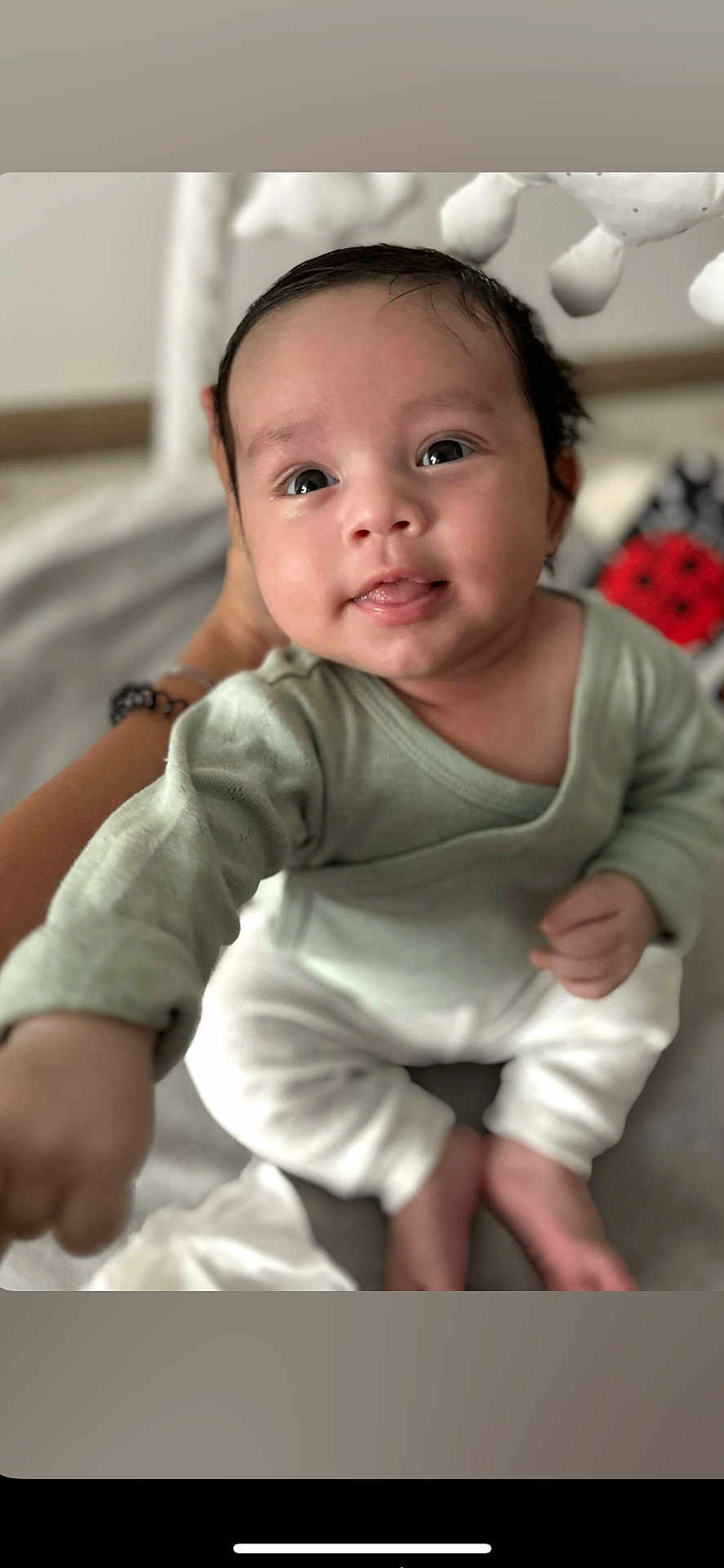 Nahil a rejoint le concours — aidez-le/la à gagner de superbes lots ! baby, child, infant, face, smile, hand, clothing, sitting, indoors, person, cute, young, portrait, skin, eyes, expression, soft_focus, baby_wear, reaching, support