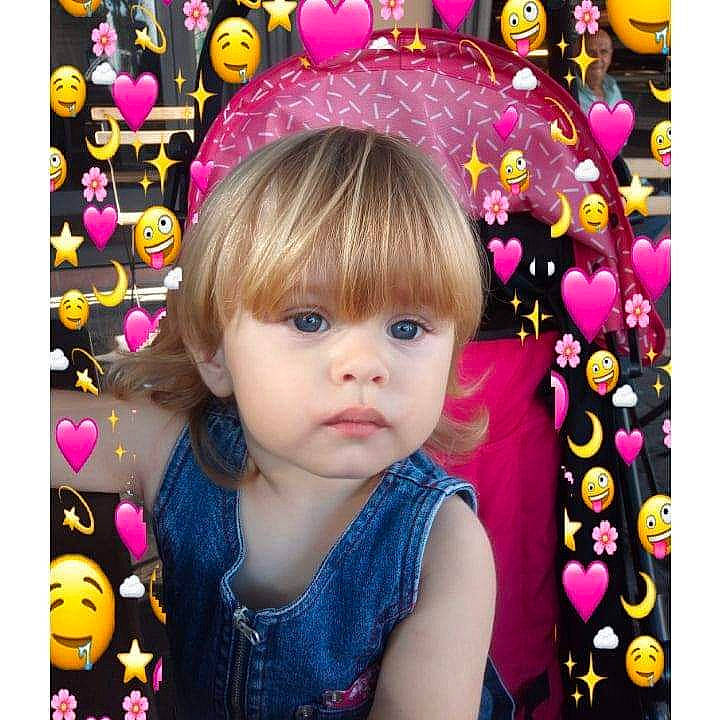 Guiliana a rejoint le concours — aidez-le/la à gagner de superbes lots ! baby_toddler_clothing, bangs, clothing, cool, eyelash, facial_expression, happy, magenta, organ, outerwear, pattern, person, photograph, pink, product, purple, sleeve, textile, toddler, violet