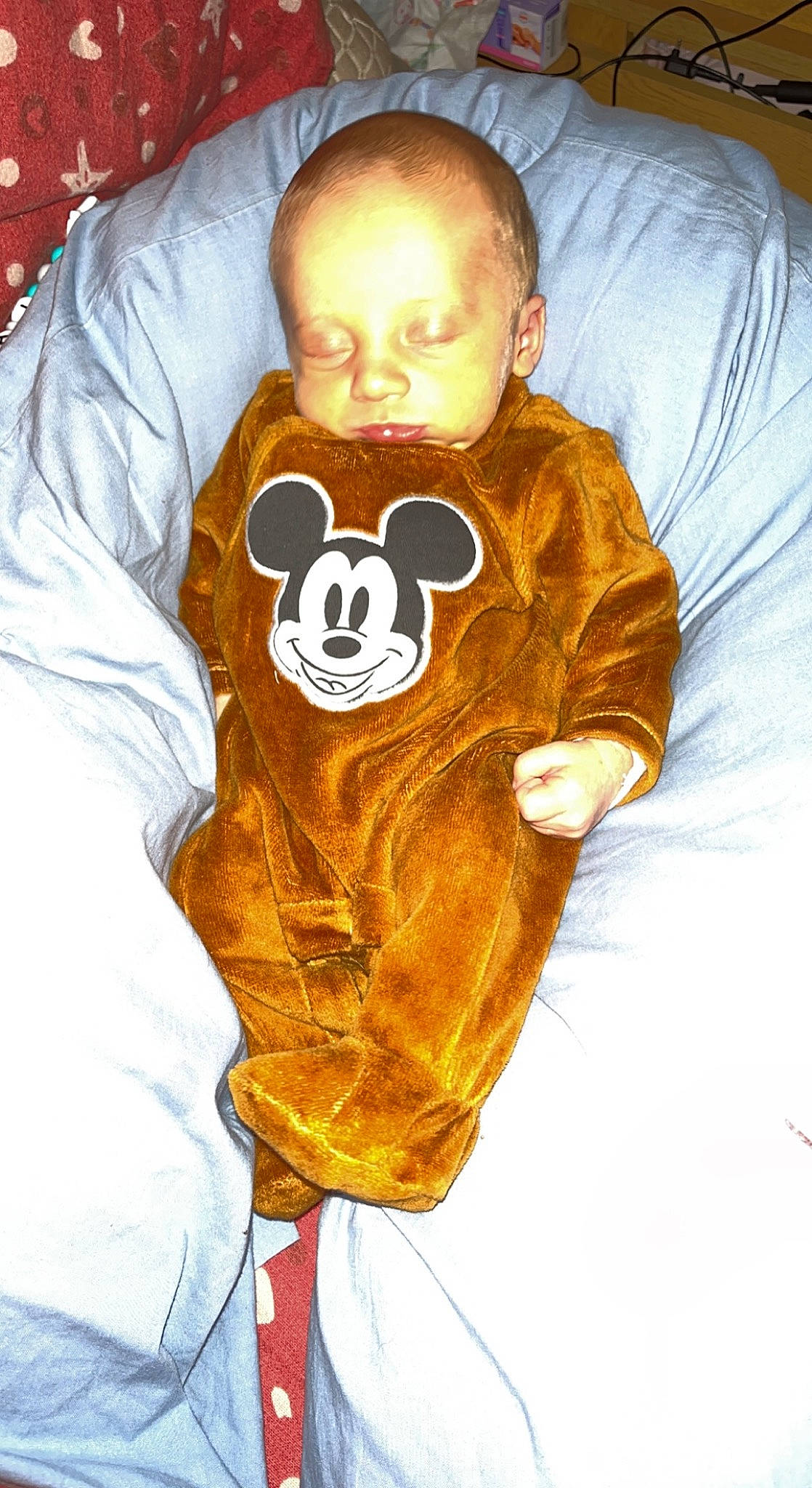 Thao a rejoint le concours — aidez-le/la à gagner de superbes lots ! baby, baby_toddler_clothing, child, comfort, cool, fictional_character, fun, fur, glove, head, hoodie, jacket, linens, orange, outerwear, person, personal_protective_equipment, sleeve, stuffed_toy, t_shirt