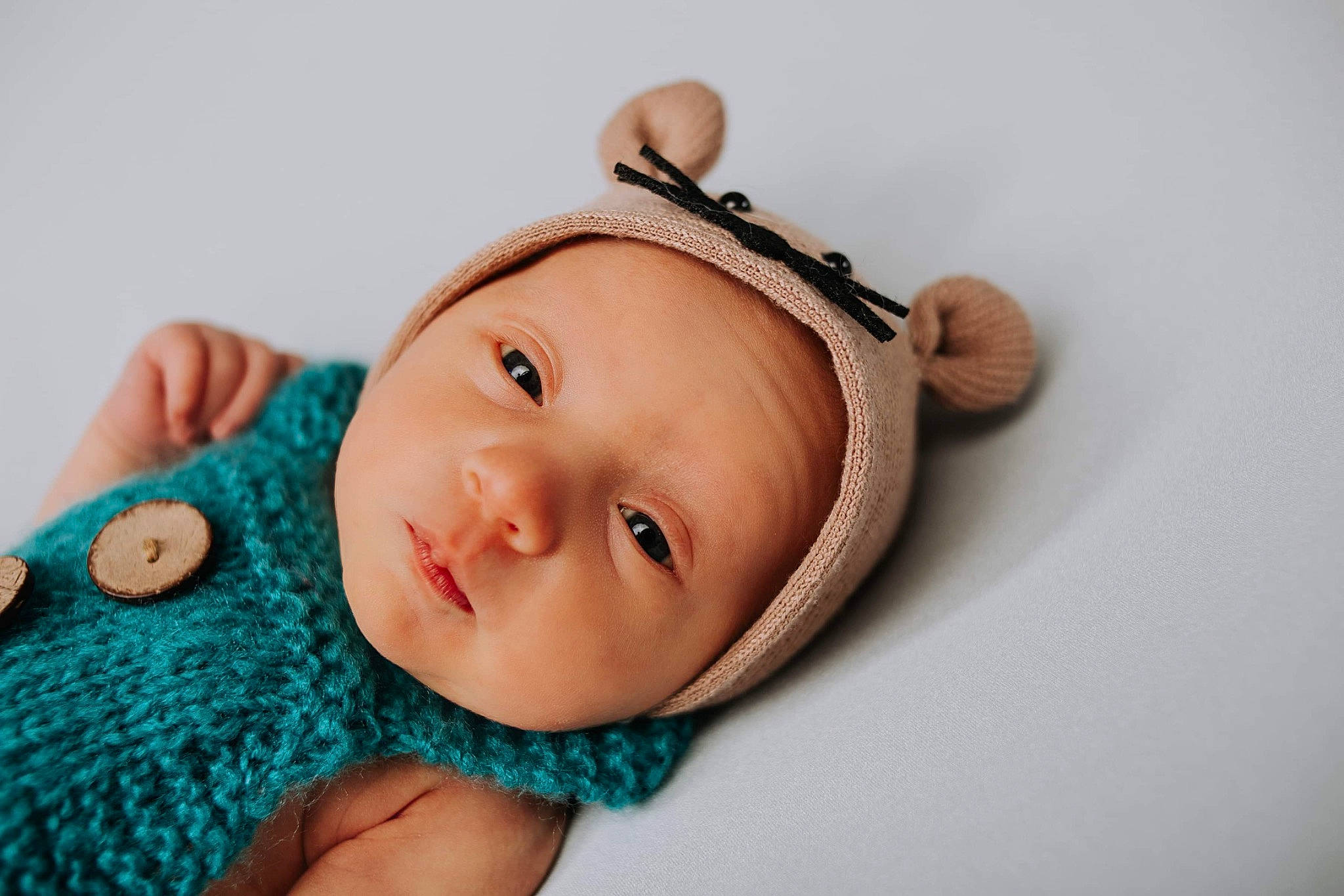 Thao a rejoint le concours — aidez-le/la à gagner de superbes lots ! arm, baby, baby_toddler_clothing, cap, cheek, comfort, eye, eyelash, fashion_accessory, finger, hair_accessory, happy, head, headgear, headwear, jewellery, linens, person, skin, textile