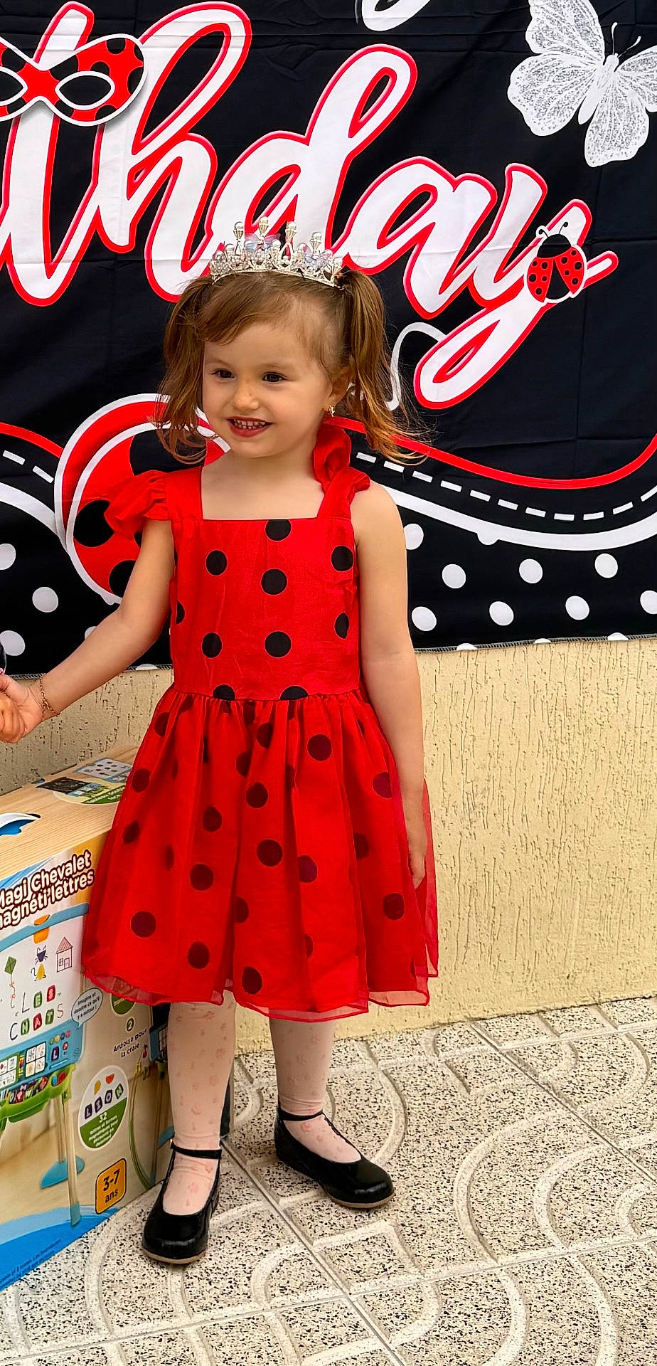 Léa a rejoint le concours — aidez-le/la à gagner de superbes lots ! accessories, child, clothing, costume, crown, dress, face, female, footwear, girl, head, jewelry, lady, pattern, person, photography, portrait, sandal, shoe, skirt