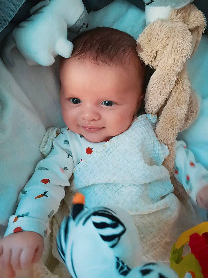 Nahïm a rejoint le concours — aidez-le/la à gagner de superbes lots ! azure, baby_toddler_clothing, cheek, chin, eye, eyebrow, face, finger, hairstyle, happy, head, iris, mouth, nose, person, product, skin, sleeve, smile, textile