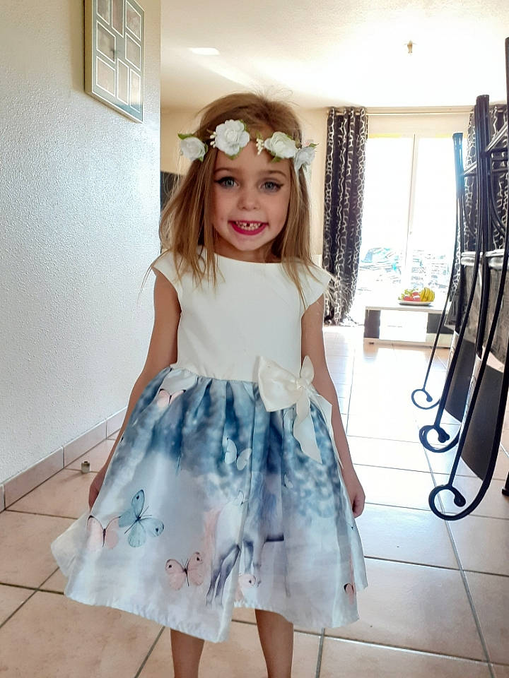 Kess a rejoint le concours — aidez-le/la à gagner de superbes lots ! baby_toddler_clothing, child_model, clothing, curtain, day_dress, dress, embellishment, floor, flooring, hair_accessory, headband, headpiece, headwear, joy, musical_instrument_accessory, one_piece_garment, pattern, person, product, ruffle
