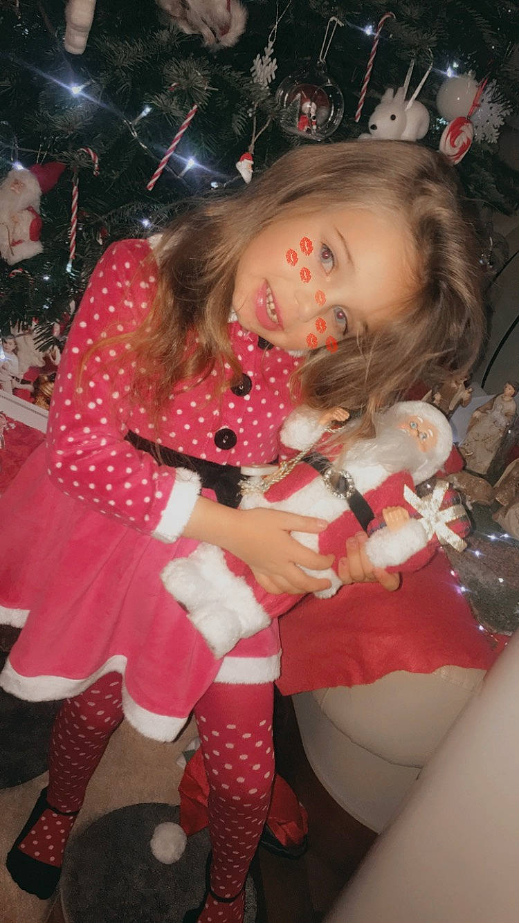 Kess a rejoint le concours — aidez-le/la à gagner de superbes lots ! boot, christmas, christmas_decoration, christmas_eve, christmas_ornament, costume, doll, fictional_character, fur, holiday, lap, ornament, pattern, person, plush, polka_dot, sock, stuffed_toy, teddy_bear, toy