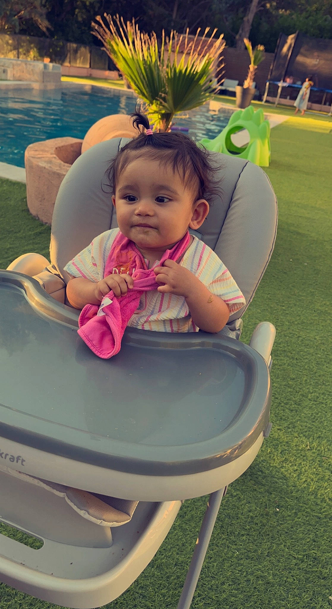 Aaliyah a rejoint le concours — aidez-le/la à gagner de superbes lots ! baby, baby_toddler_clothing, child, comfort, facial_expression, fun, grass, hairstyle, happy, lap, leisure, mammal, organ, outdoor_furniture, person, photograph, pink, recreation, summer, toddler