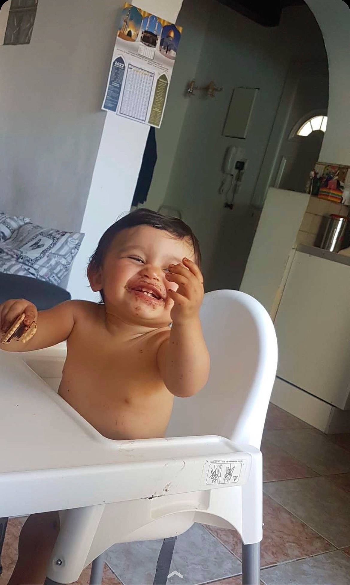 Aaliyah a rejoint le concours — aidez-le/la à gagner de superbes lots ! abdomen, baby, barechested, bathing, bathroom, chest, child, clinic, comfort, flooring, happy, health_care, hospital, jaw, neck, person, room, service, smile, thumb