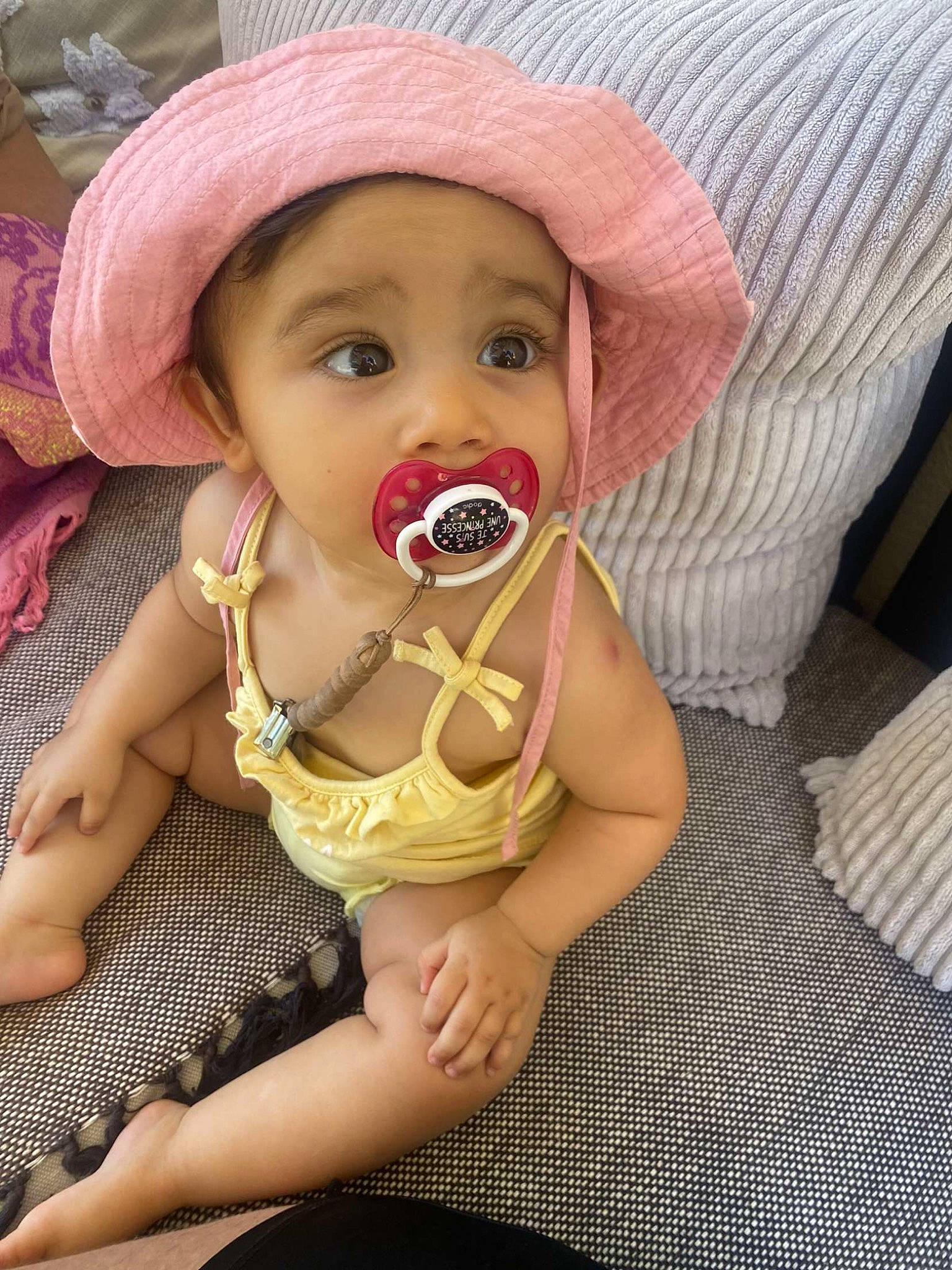 Aaliyah a rejoint le concours — aidez-le/la à gagner de superbes lots ! baby, baby_toddler_clothing, cap, cheek, child, comfort, eye, eyelash, fedora, grass, hat, headgear, iris, lip, mouth, nose, person, skin, sleeve, sun_hat