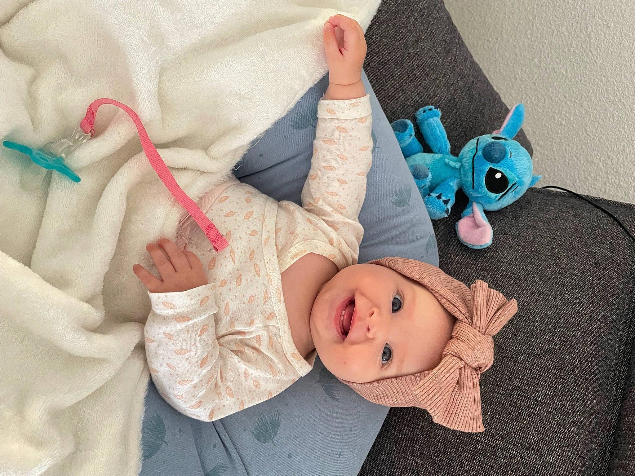Ava a rejoint le concours — aidez-le/la à gagner de superbes lots ! arm, child, comfort, doll, dress, eye, gesture, happy, hat, head, headgear, headwear, human_body, joy, leg, linens, person, pink, plush, skin