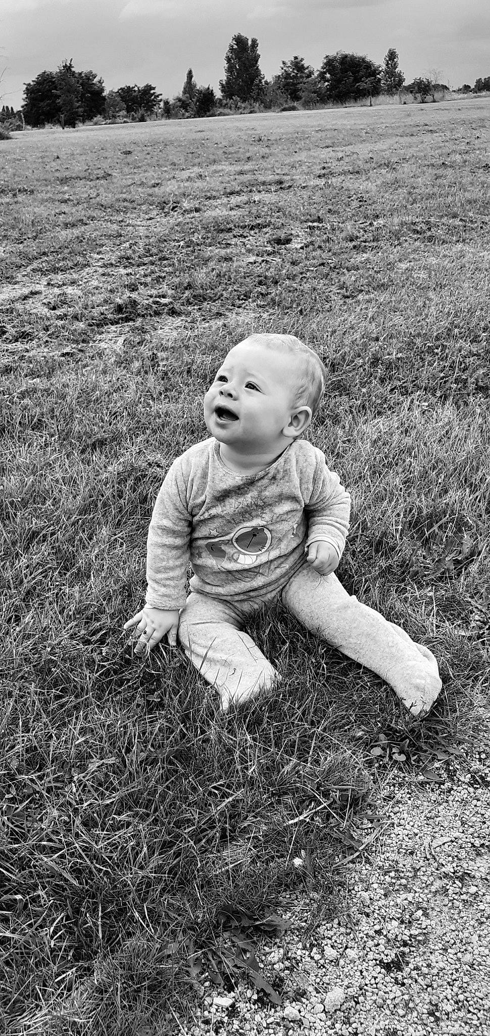 Lohann participe au concours pour gagner de l'argent avec cette photo : art, baby, ball, black_and_white, child, face, flash_photography, fun, grass, grass_family, grassland, happy, lawn, meadow, monochrome, people_in_nature, person, plant, smile, standing