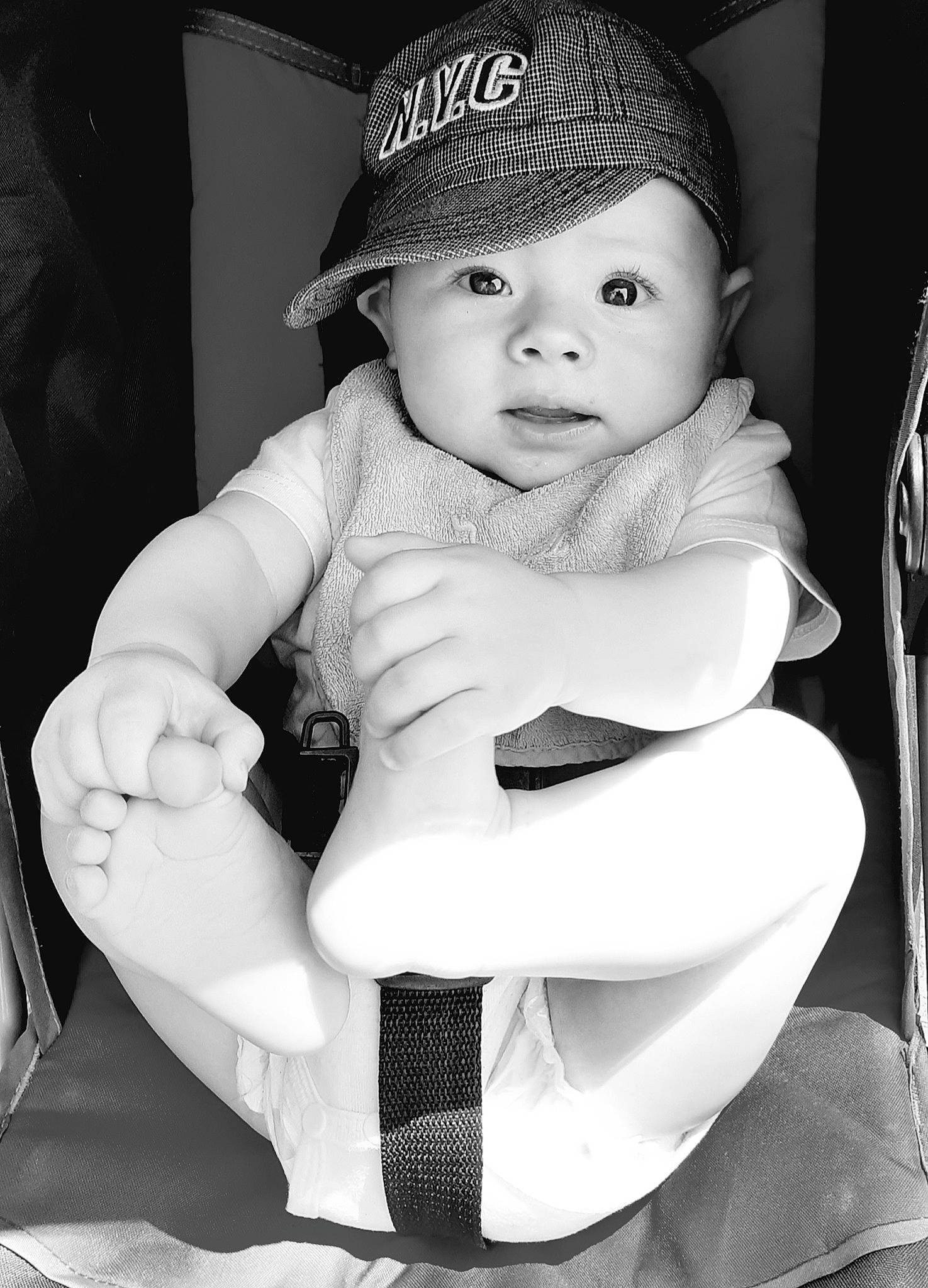 Lohann a rejoint le concours — aidez-le/la à gagner de superbes lots ! baby, baby_carriage, baby_toddler_clothing, black, black_and_white, cap, cheek, elbow, eyebrow, finger, flash_photography, gesture, hand, happy, headwear, lip, monochrome, person, sleeve, style