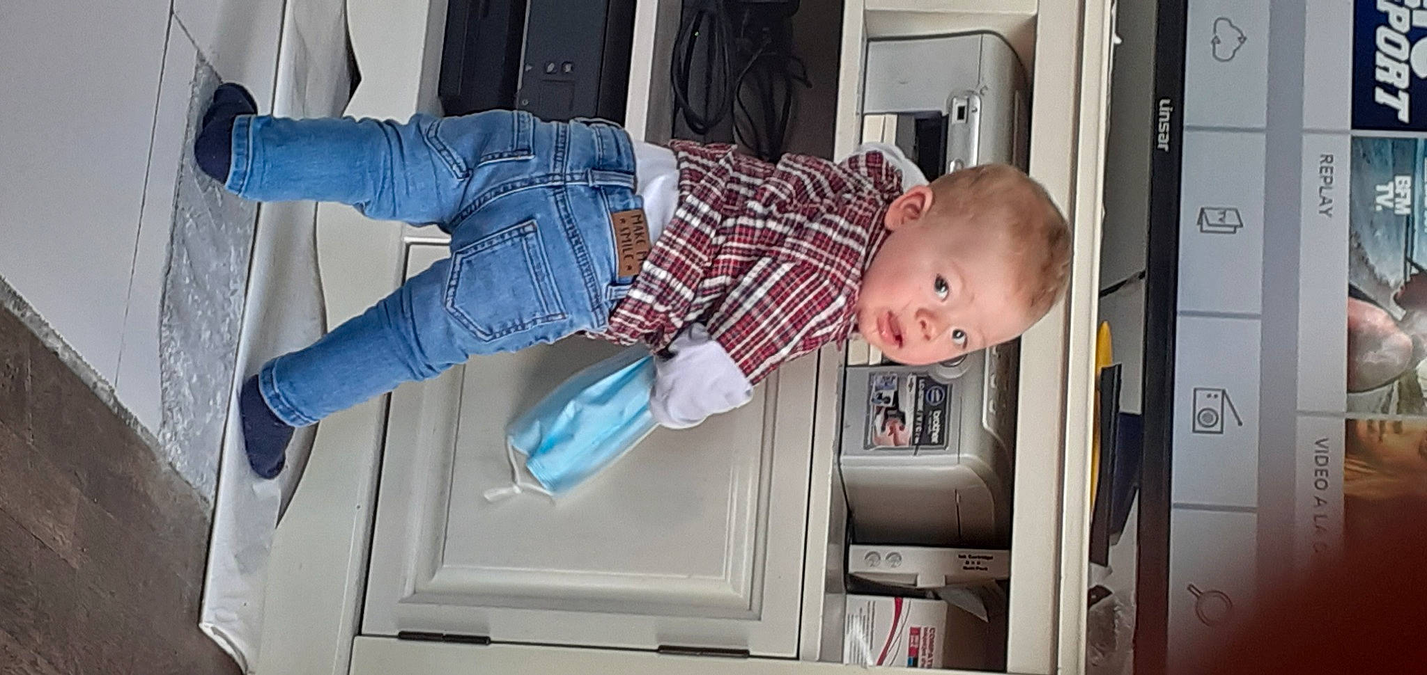 Lohann participe au concours pour gagner de l'argent avec cette photo : baby, baby_toddler_clothing, child, clothing, comfort, electric_blue, fun, human_leg, joint, knee, person, plaid, public_transport, room, shirt, sitting, standing, surprise, t_shirt, tartan