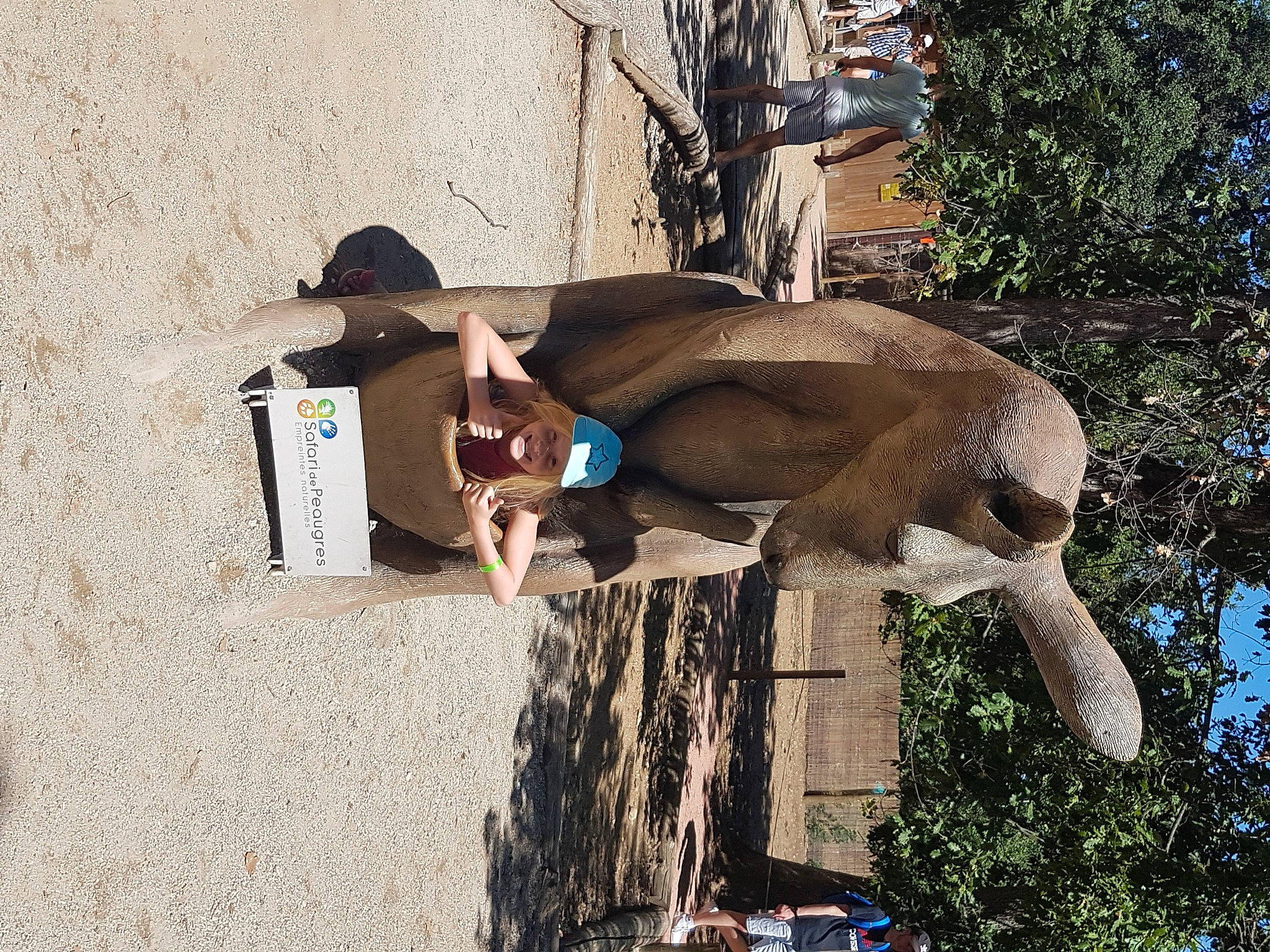 Nahomy a rejoint le concours — aidez-le/la à gagner de superbes lots ! art, elbow, fawn, fun, headwear, joy, landscape, leisure, person, plant, sculpture, statue, tail, tree, trunk, vacation, wood