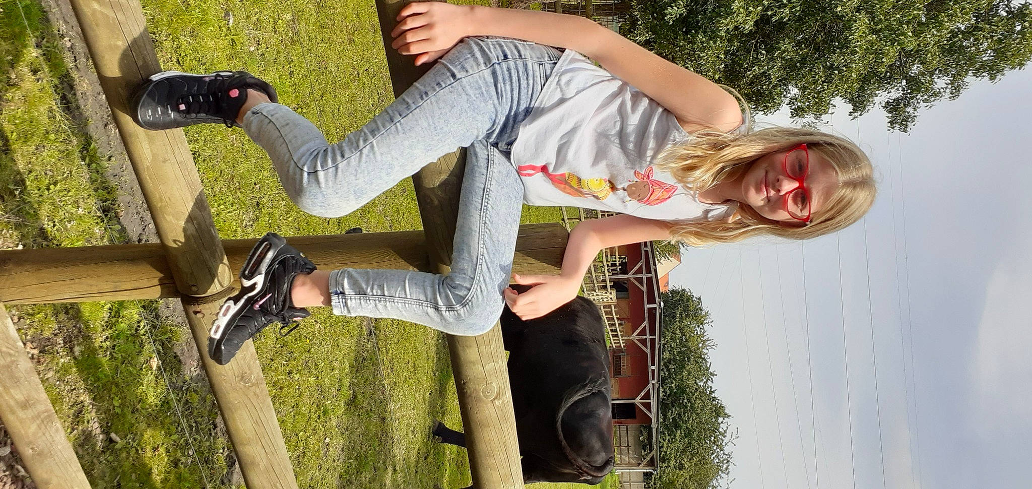 Nahomy a rejoint le concours — aidez-le/la à gagner de superbes lots ! cool, fashion, flash_photography, fun, gesture, grass, green, happy, joy, knee, leg, leisure, light, people_in_nature, person, photograph, plant, shoe, smile, thigh