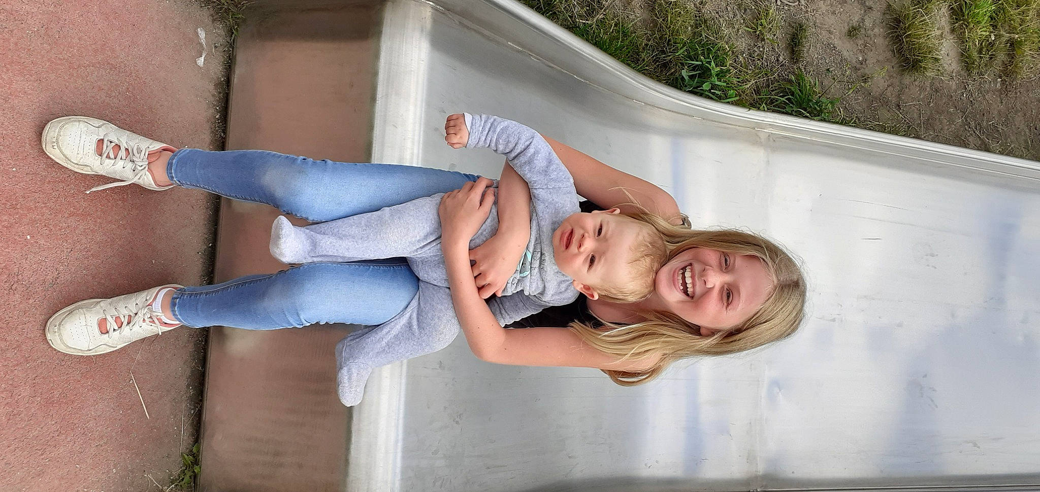 Nahomy participe au concours pour gagner de l'argent avec cette photo : child, comfort, elbow, fashion, flash_photography, fun, happy, human_leg, joint, joy, knee, leg, leisure, person, plant, shoulder, sitting, smile, sorrow, t_shirt