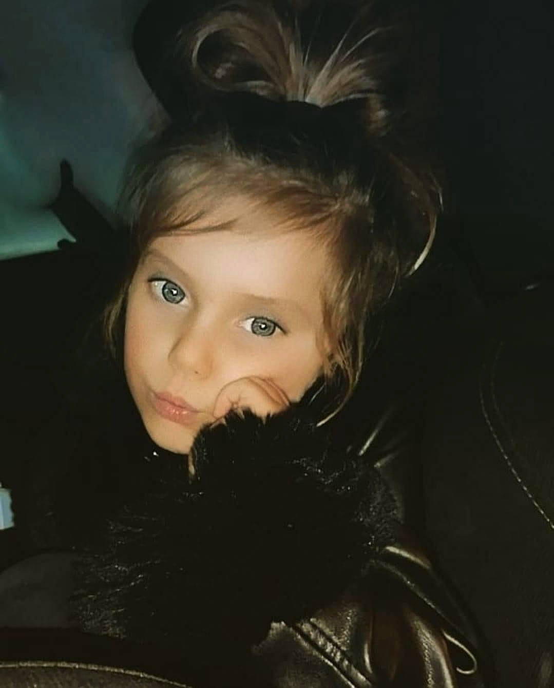 Lÿna participe au concours pour gagner de l'argent avec cette photo : black_hair, brown_hair, cheek, child, ear, eye, eyebrow, eyelash, fashion_accessory, fashion_design, flash_photography, fur, glove, hair, happy, iris, lip, long_hair, person, smile