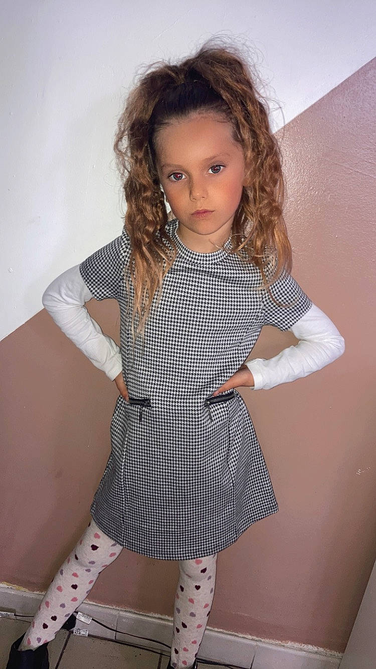 Lÿna participe au concours pour gagner de l'argent avec cette photo : arm, brown_hair, day_dress, dress, fashion_design, hair, human_body, human_leg, joint, knee, lip, long_hair, neck, one_piece_garment, person, plaid, shoulder, sleeve, tartan, thigh