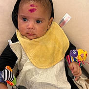 Tiwayn participe au concours pour gagner de l'argent avec cette photo : baby, bib, bodypart, bonnet, candy, clothing, creditcard, cushion, face, finger, food, glove, hand, hat, head, person, photography, portrait, sweets, text