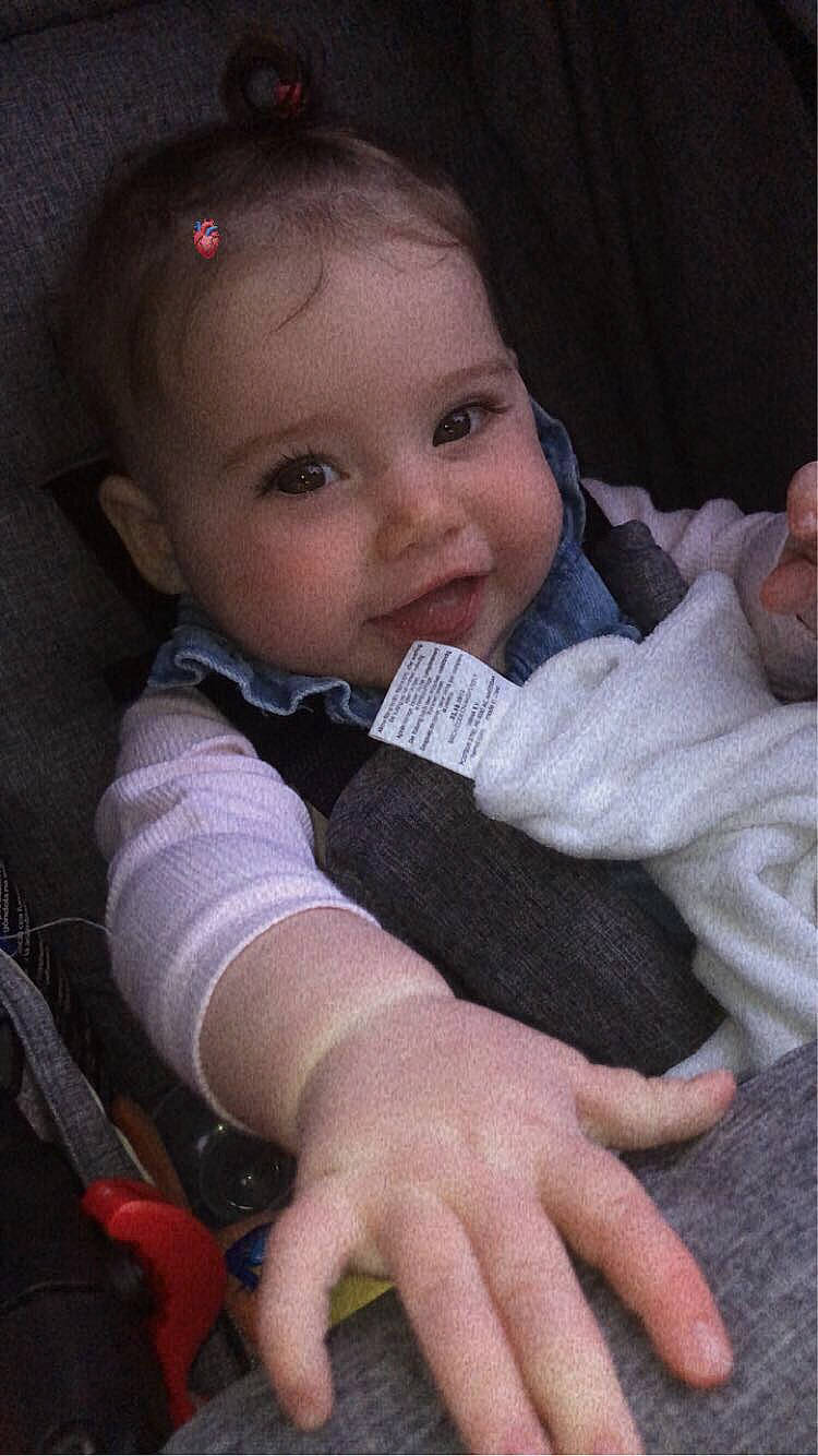 ëzna a rejoint le concours — aidez-le/la à gagner de superbes lots ! baby, baby_toddler_clothing, cheek, comfort, eyebrow, finger, flash_photography, gesture, happy, iris, lip, mouth, nail, neck, nose, person, skin, sleeve, smile, thumb