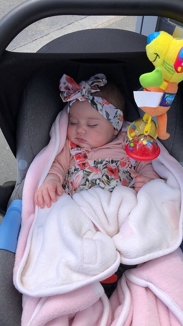 ëzna a rejoint le concours — aidez-le/la à gagner de superbes lots ! baby, baby_products, baby_toddler_clothing, cheek, child, comfort, fun, headwear, linens, person, pink, room, sitting, skin, textile, toddler, toy, vacation