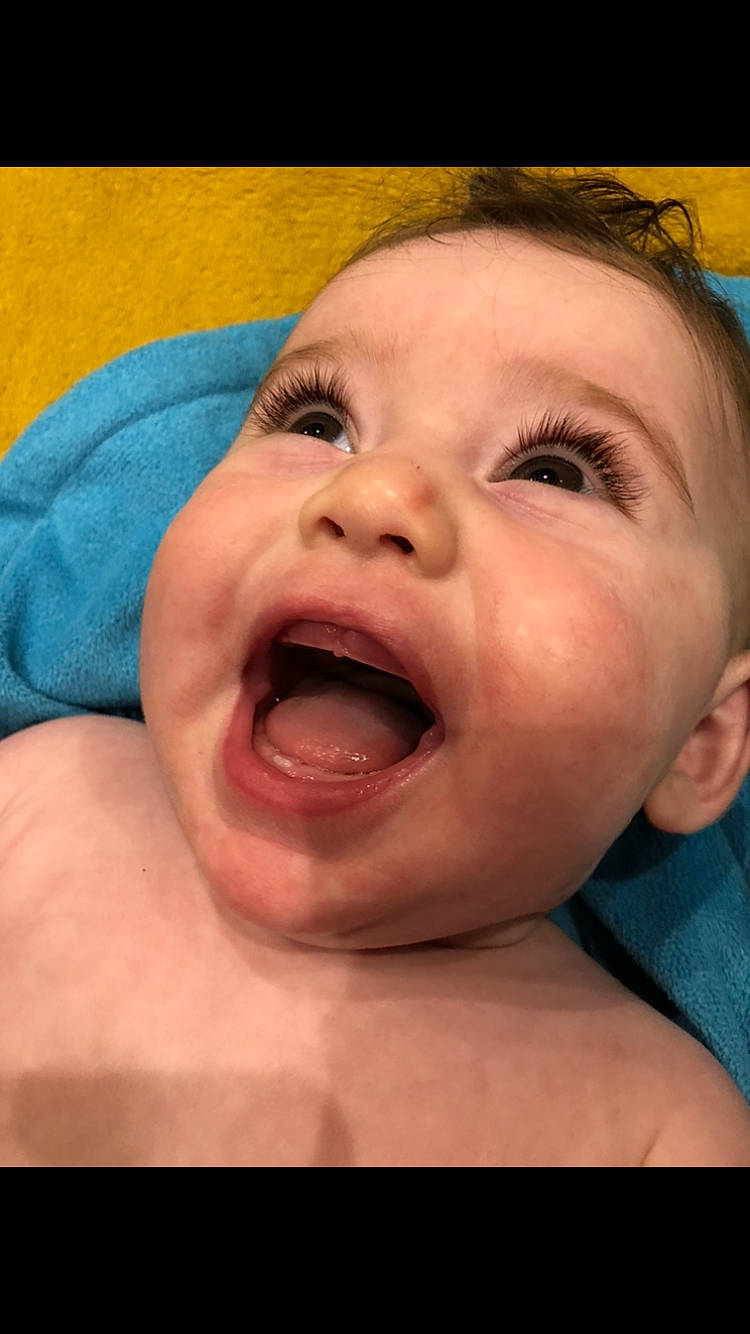 ëzna participe au concours pour gagner de l'argent avec cette photo : baby, cheek, chin, eye, eyebrow, eyelash, facial_expression, finger, gesture, happy, human_body, iris, jaw, lip, mouth, nose, person, skin, smile, tongue