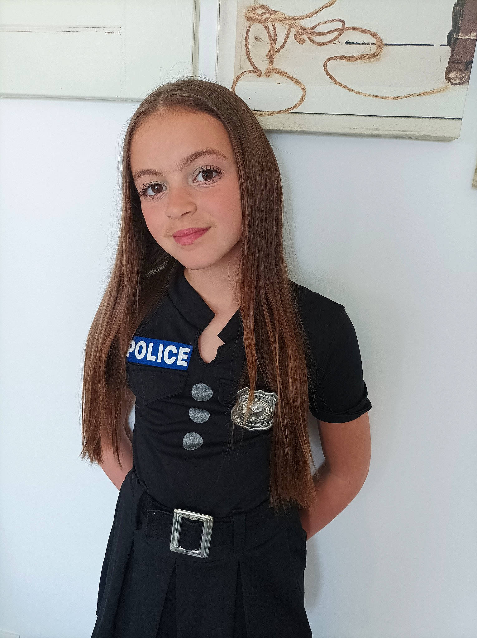 Eva participe au concours pour gagner de l'argent avec cette photo : black_hair, blazer, brown_hair, collar, day_dress, electric_blue, eyelash, fashion_design, fashion_model, formal_wear, gesture, jewellery, joint, joy, long_hair, neck, person, shoulder, sleeve, t_shirt