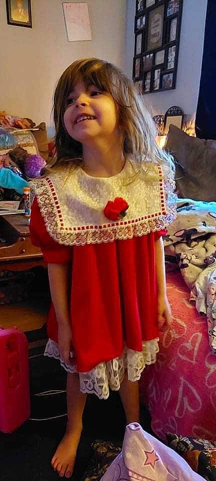 Savana is registered to the contest to win money with this photo: art, craft, embellishment, event, face, fashion_accessory, fashion_design, fur, jewellery, joy, linens, magenta, necklace, pattern, peach, person, room, sleeve, smile, t_shirt