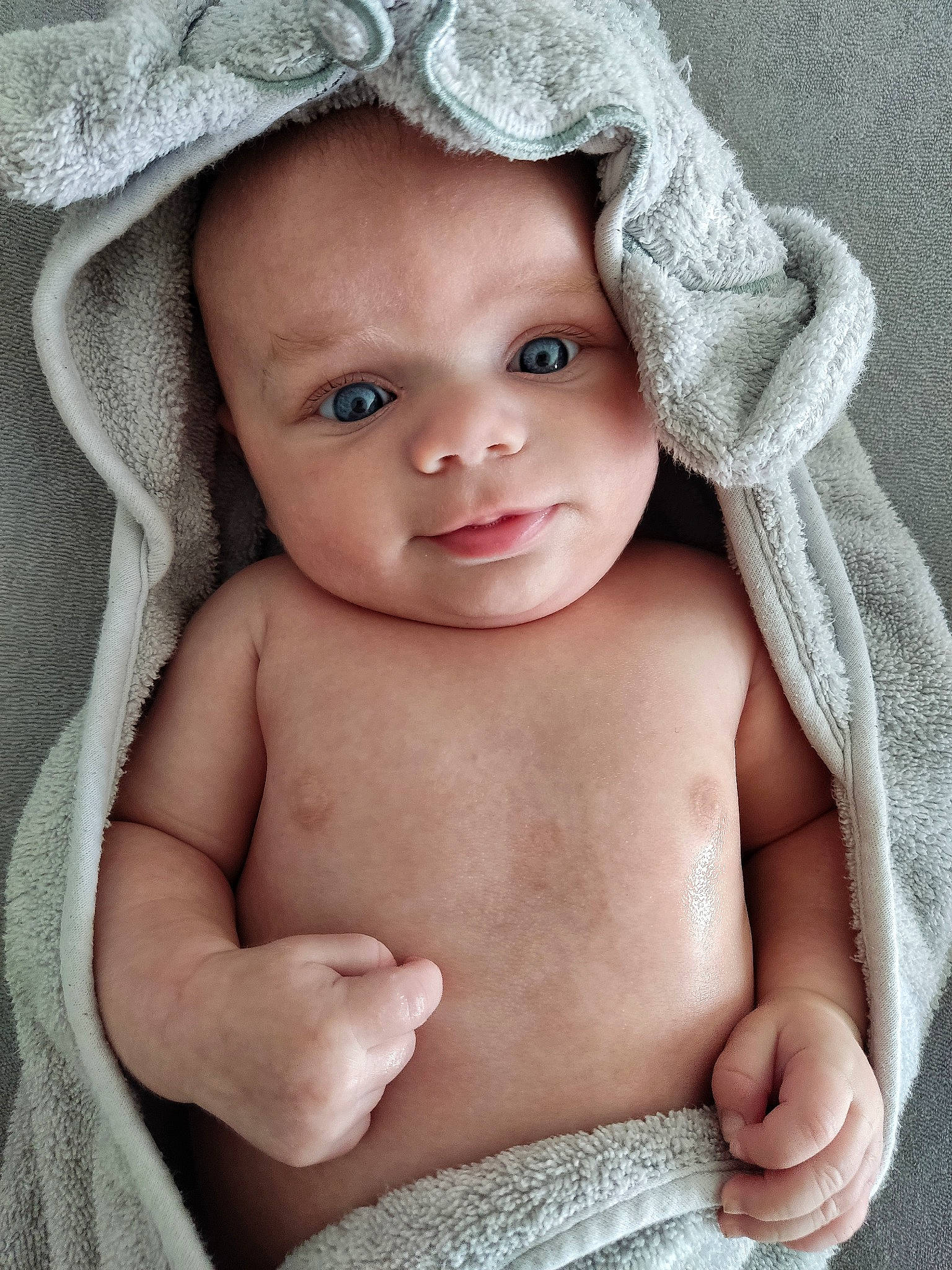 Milo participe au concours pour gagner de l'argent avec cette photo : baby, beauty, cheek, chest, child, chin, comfort, eyebrow, eyelash, flash_photography, gesture, headgear, linens, lip, organ, person, product, skin, stomach, textile