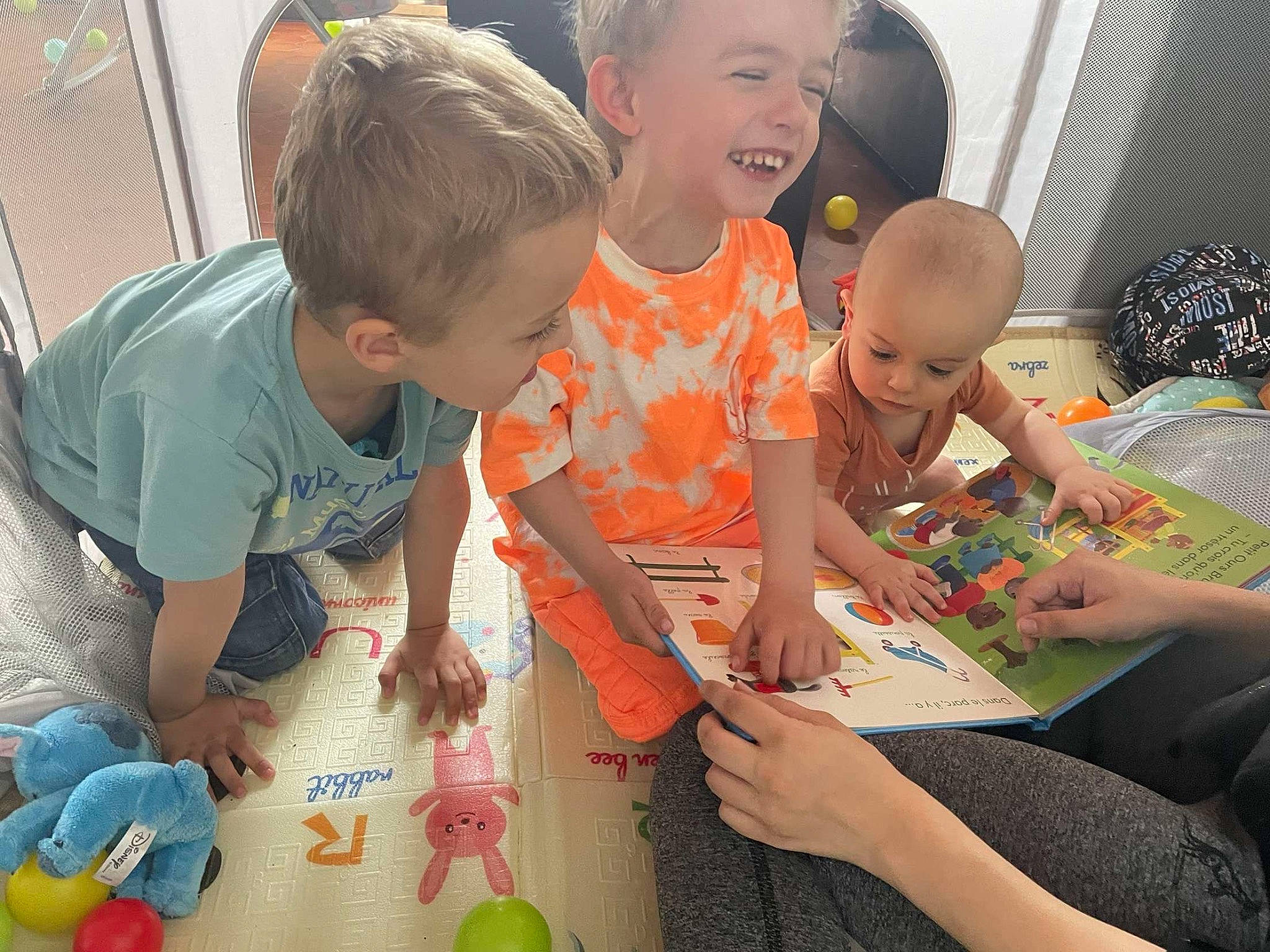 Kaylan participe au concours pour gagner de l'argent avec cette photo : adaptation, baby, child, event, fun, happy, joy, learning, leisure, party, person, play, playing_with_kids, reading, room, sharing, shorts, smile, summer, t_shirt