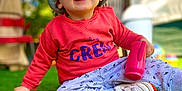 Kaylan participe au concours pour gagner de l'argent avec cette photo : toddler, child, smiling, hat, bucket_hat, sweatshirt, pink, toy, grass, outdoor, daylight, happy, playing, sitting, footwear, white_shoes, casual_clothing, blurred_background, portrait, closeup