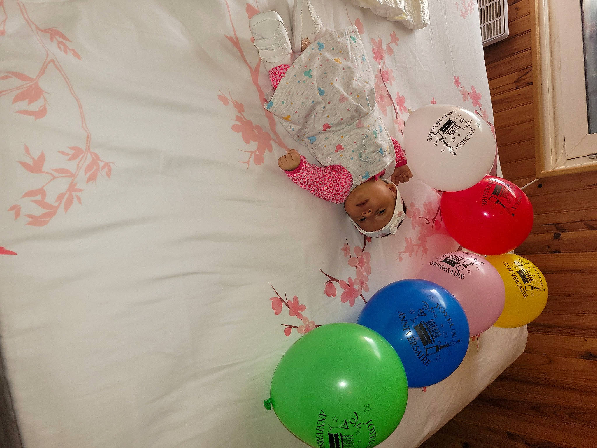 Alessia participe au concours pour gagner de l'argent avec cette photo : arch, balloon, circle, event, headwear, magenta, paint, paper, party_supply, peach, person, plastic, room, sphere, wood