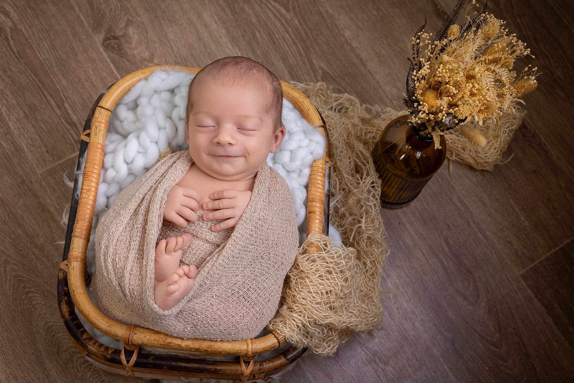 Gabriel a rejoint le concours — aidez-le/la à gagner de superbes lots ! baby, newborn, infant, basket, blanket, wrap, sleeping, smile, toes, hands, wicker, knit, wood_floor, vase, dried_flowers, props, portrait, cozy, studio, peaceful