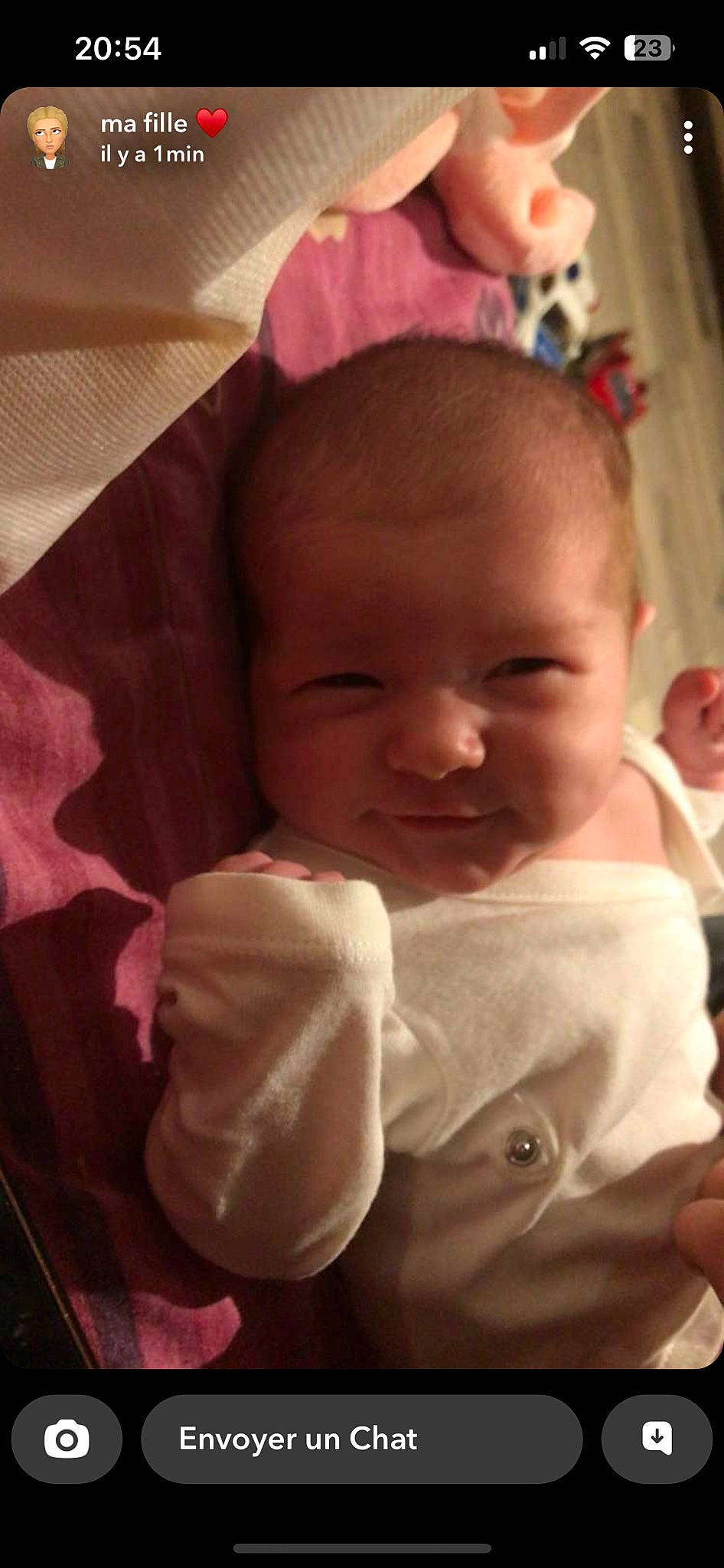 Alma participe au concours pour gagner de l'argent avec cette photo : baby_toddler_clothing, cheek, chin, comfort, ear, eyebrow, face, facial_expression, finger, happy, head, iris, lip, mouth, nose, person, pink, product, skin, sleeve