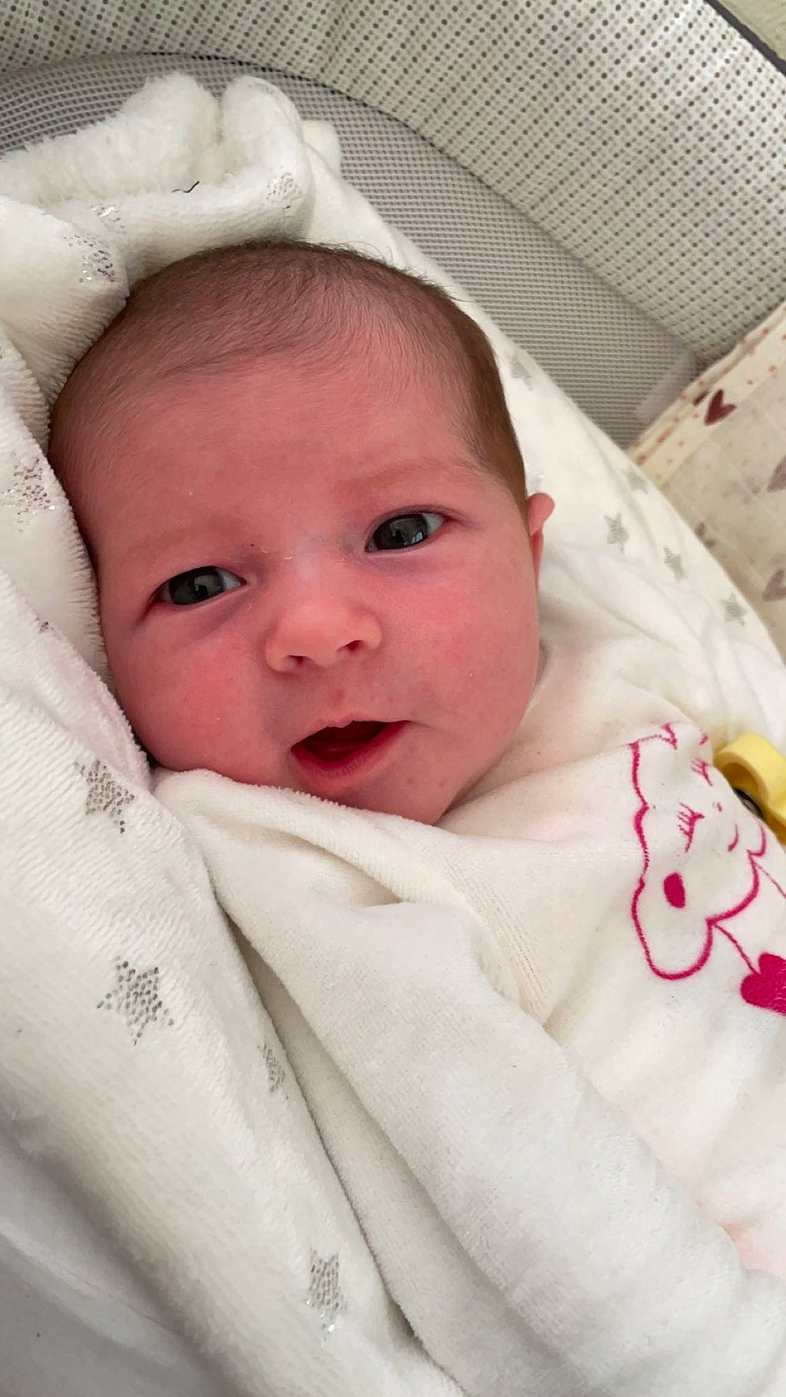 Alma a rejoint le concours — aidez-le/la à gagner de superbes lots ! baby, baby_products, baby_toddler_clothing, cheek, child, chin, comfort, eye, eyebrow, head, iris, linens, lip, nose, person, pink, skin, sleeve, smile, textile