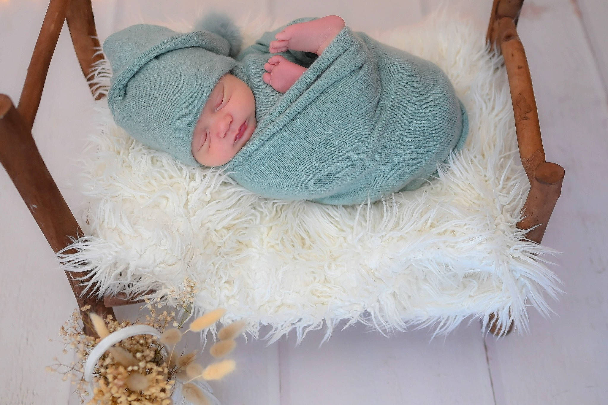 Ilyan participe au concours pour gagner de l'argent avec cette photo : baby, baby_products, baby_sleeping, baby_toddler_clothing, child, comfort, fashion_accessory, fur, hat, headwear, knit_cap, linens, person, room, sitting, toddler, wool, woolen