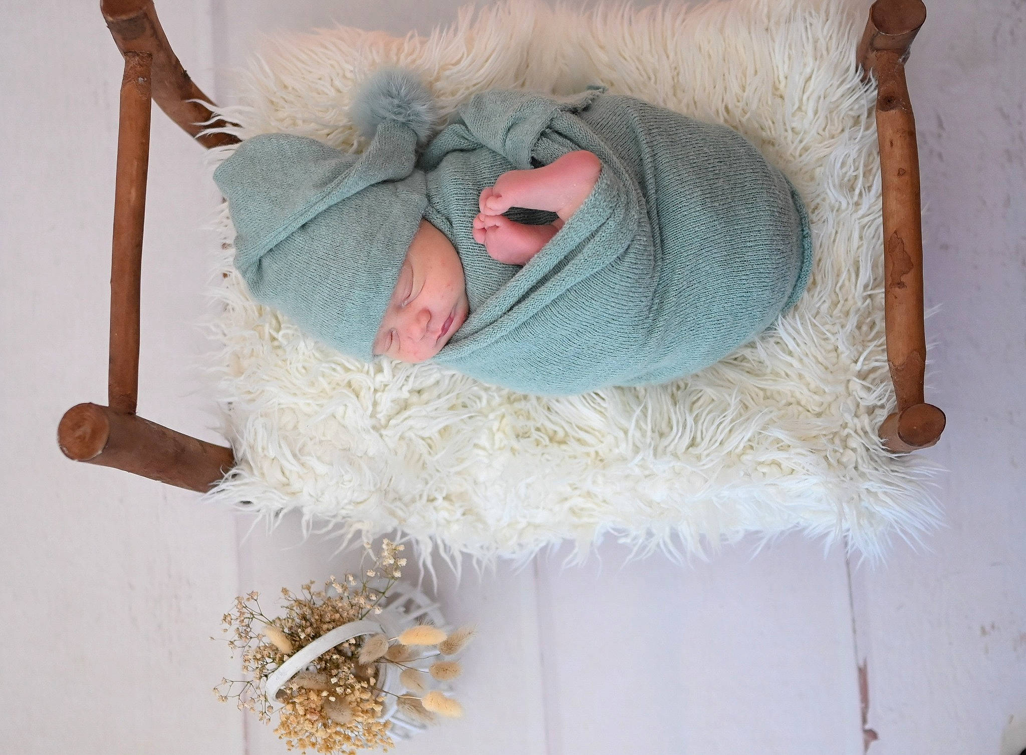 Ilyan a rejoint le concours — aidez-le/la à gagner de superbes lots ! beard, costume_hat, facial_hair, fashion_accessory, feather, felidae, fur, fur_clothing, hat, head, headwear, human_body, moustache, person, room, stuffed_toy, textile, thread, twig, whiskers