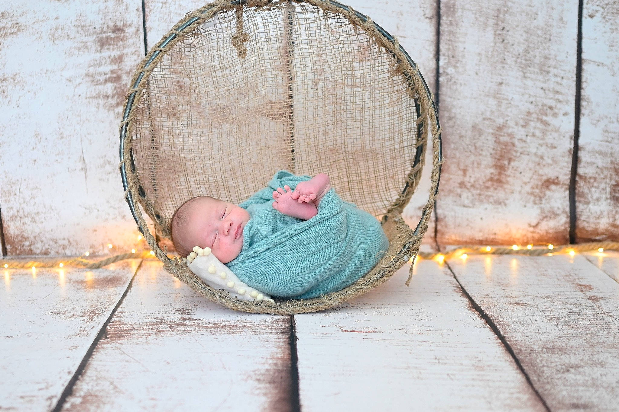Ilyan participe au concours pour gagner de l'argent avec cette photo : automotive_tire, baby, brick, brickwork, child, circle, fun, grass, headgear, human_settlement, leisure, person, public_space, road_surface, sidewalk, sitting, sunglasses, tints_and_shades, tree, wall