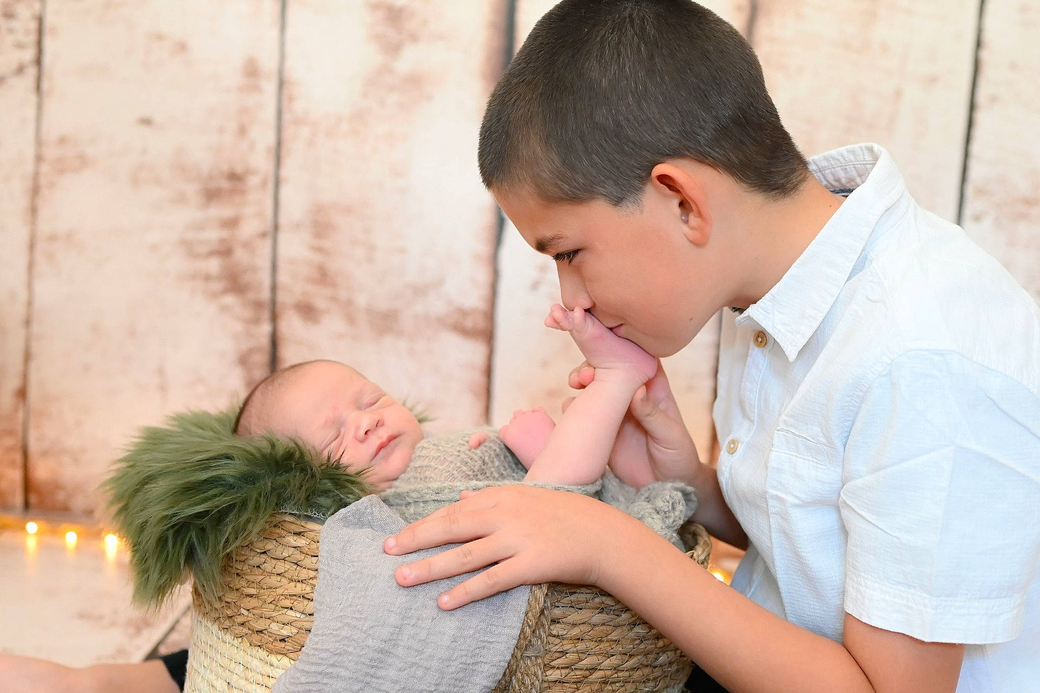 Nylan a rejoint le concours — aidez-le/la à gagner de superbes lots ! arm, baby, bridal_clothing, child, event, facial_expression, flash_photography, fun, gesture, grass, hairstyle, happy, human, interaction, jewellery, people_in_nature, person, tie, toddler, tradition