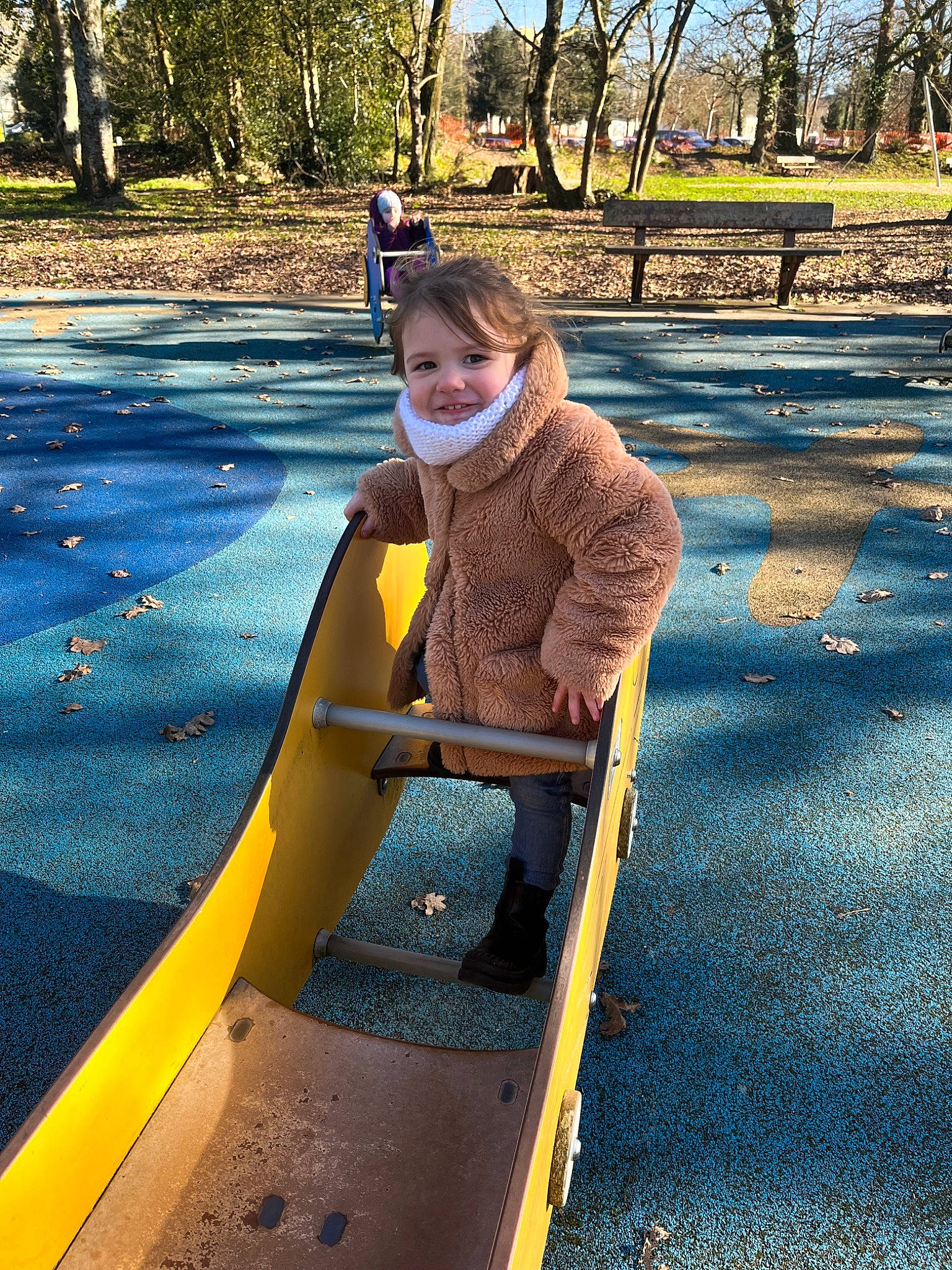 Déa a rejoint le concours — aidez-le/la à gagner de superbes lots ! boats_and_boating_equipment_and_supplies, chute, city, electric_blue, fun, grass, happy, joy, leisure, outdoor_play_equipment, outdoor_recreation, people_in_nature, person, playground, playground_slide, recreation, shade, sitting, smile, toddler