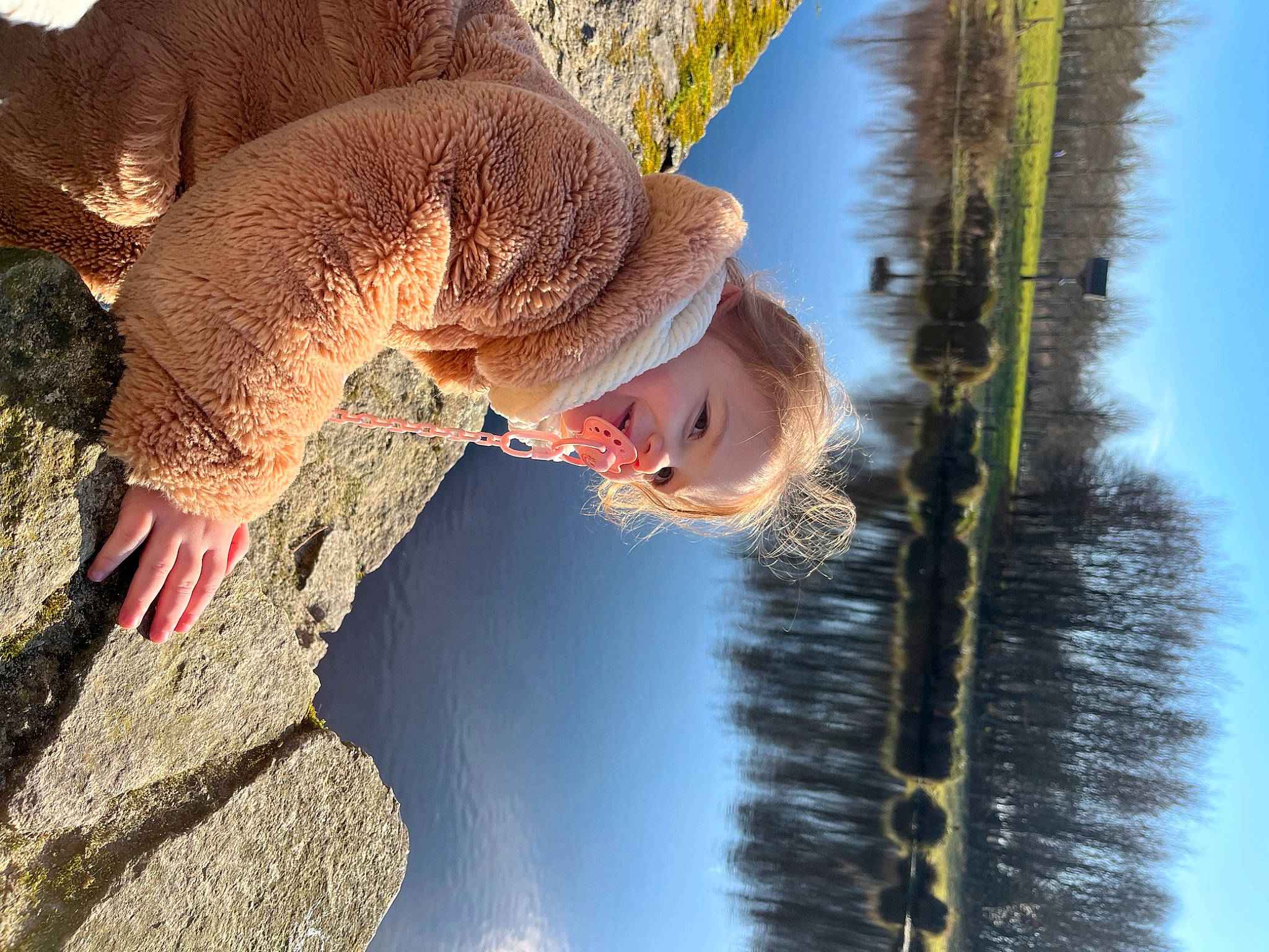 Déa a rejoint le concours — aidez-le/la à gagner de superbes lots ! child, eye, fun, grass, happy, lake, leisure, people_in_nature, person, plant, reflection, rock, sky, smile, soil, sun_hat, tree, vacation, water, winter