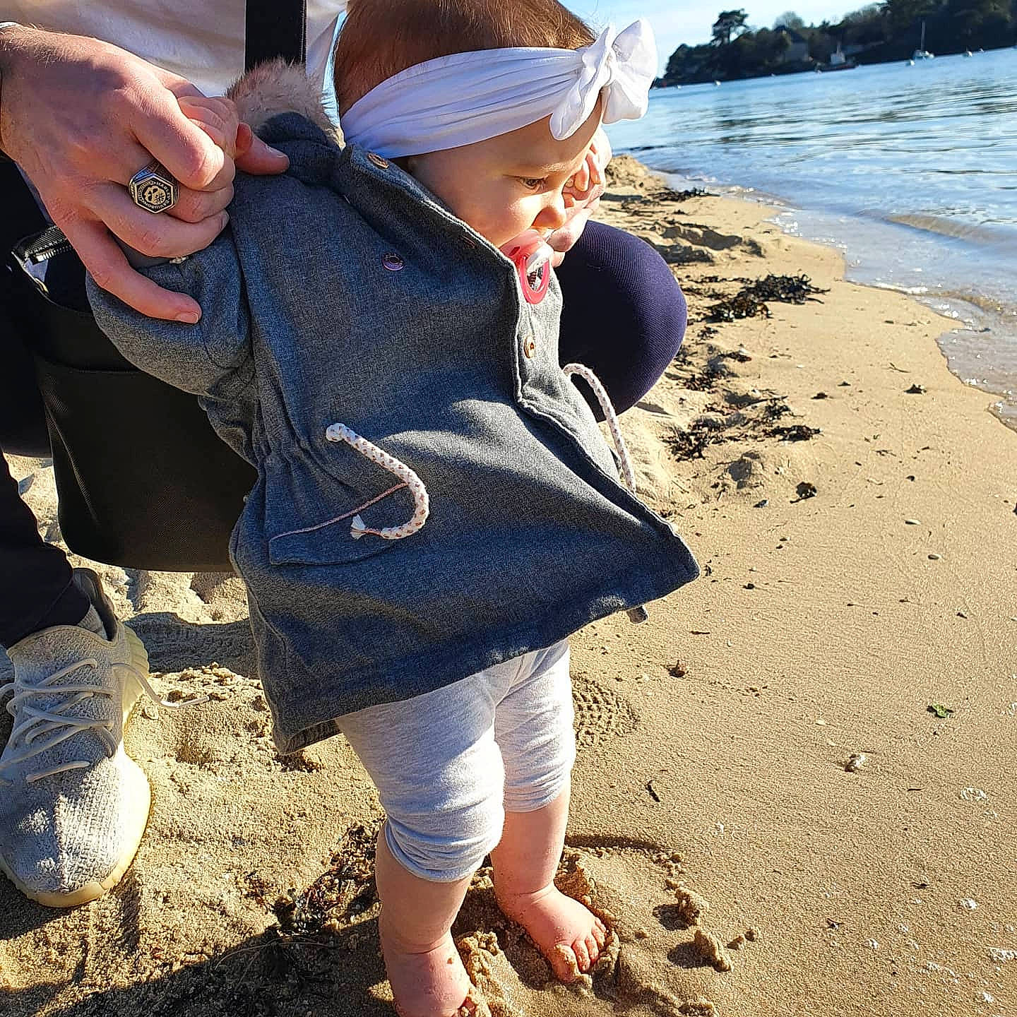 Déa participe au concours pour gagner de l'argent avec cette photo : azure, beach, beauty, cap, fun, gesture, hand, happy, hat, headwear, lake, leg, morning, people_in_nature, person, photograph, sand, sleeve, summer, sunlight