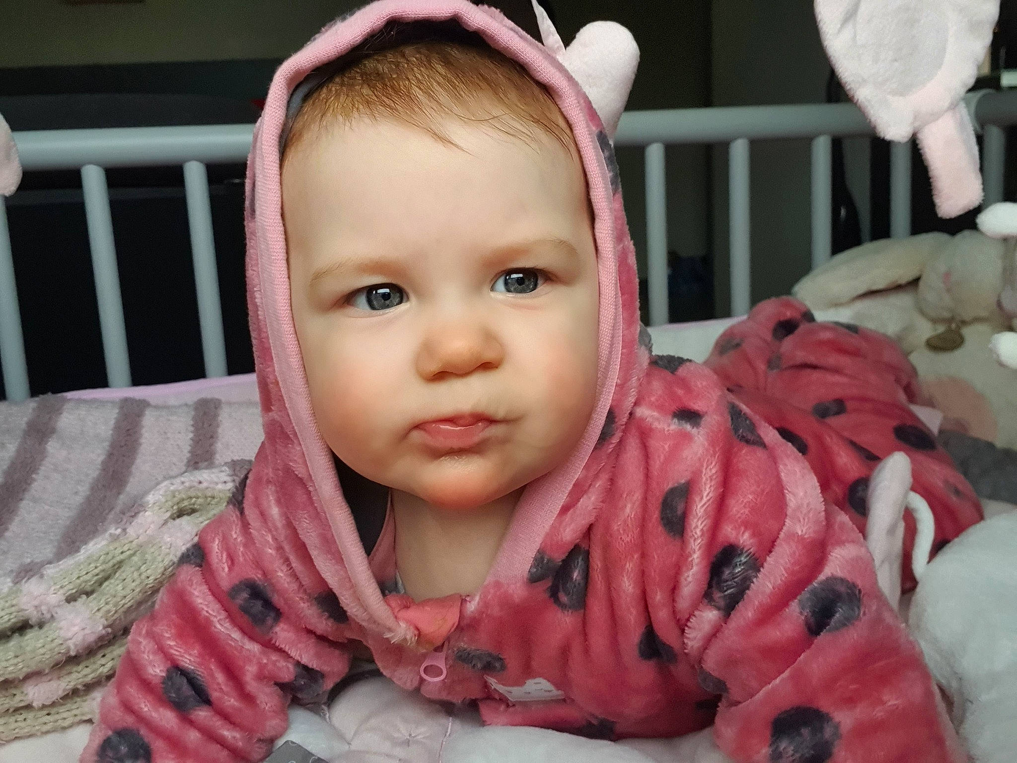 Déa participe au concours pour gagner de l'argent avec cette photo : baby_toddler_clothing, cheek, chin, ear, eye, eyebrow, eyelash, facial_expression, hairstyle, happy, iris, lip, mouth, neck, nose, person, pink, skin, sleeve, toddler