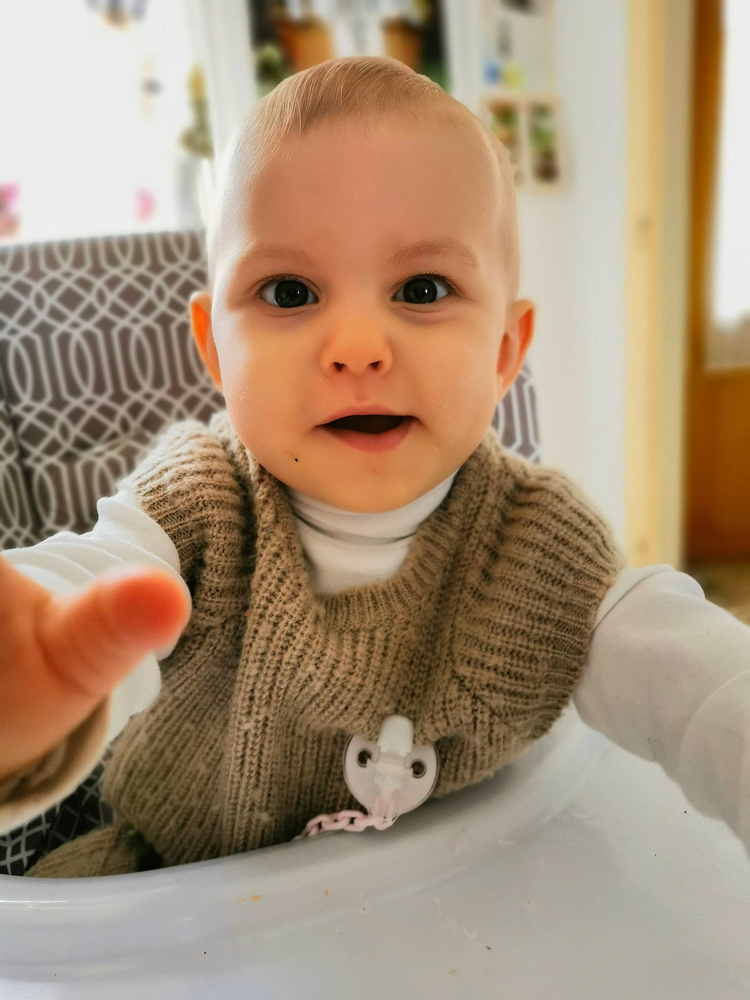 élise participe au concours pour gagner de l'argent avec cette photo : baby, cheek, child, ear, face, finger, head, lip, mouth, neck, nose, outerwear, person, skin, smile, toddler