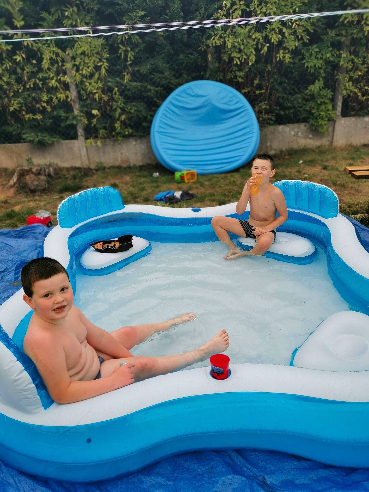 Antoine Et Pierre a rejoint le concours — aidez-le/la à gagner de superbes lots ! fun, games, inflatable, leisure, leisure_centre, nonbuilding_structure, park, person, pool, recreation, swimming_pool, vacation, water, water_park