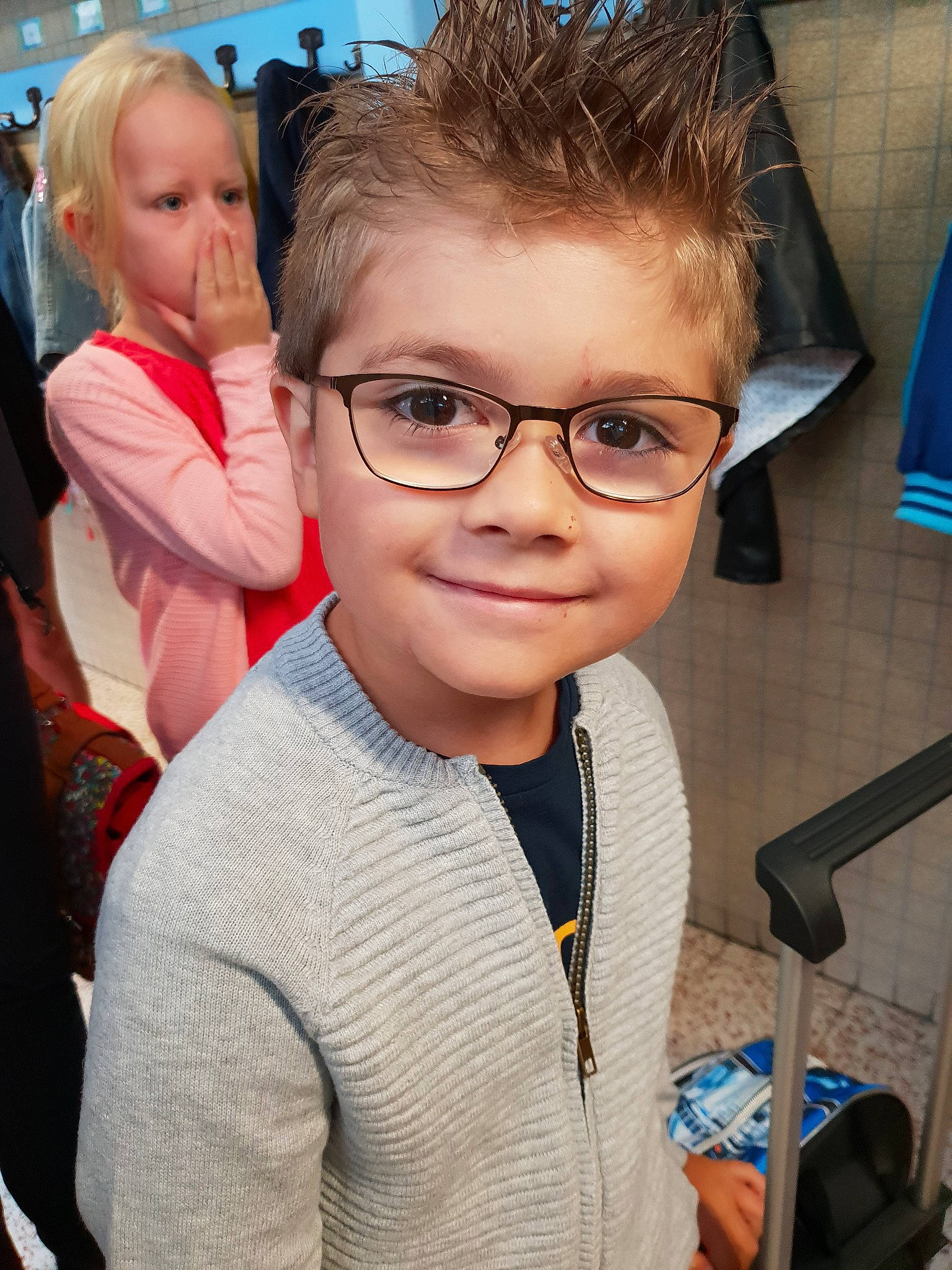 Rayhan a rejoint le concours — aidez-le/la à gagner de superbes lots ! blond, boy, child, chin, cool, ear, eyewear, fun, girl, glasses, hair, hairstyle, human_hair_color, joy, organ, person, product, skin, smile, sunglasses