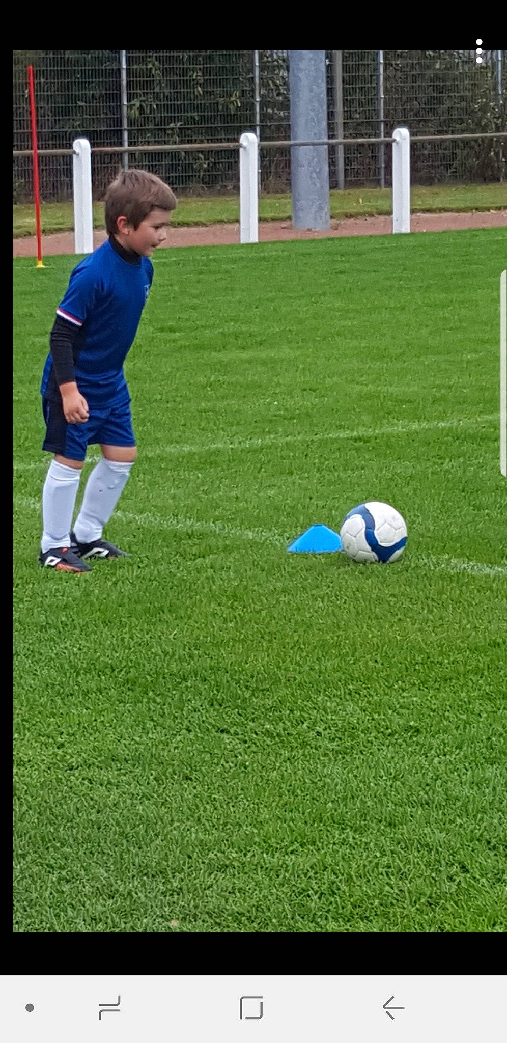 Rayhan participe au concours pour gagner de l'argent avec cette photo : artificial_turf, ball, ball_game, competition, football, football_player, games, grass, green, kick, lawn, leisure, person, plant, play, player, sport_venue, sports, sports_equipment, sports_training