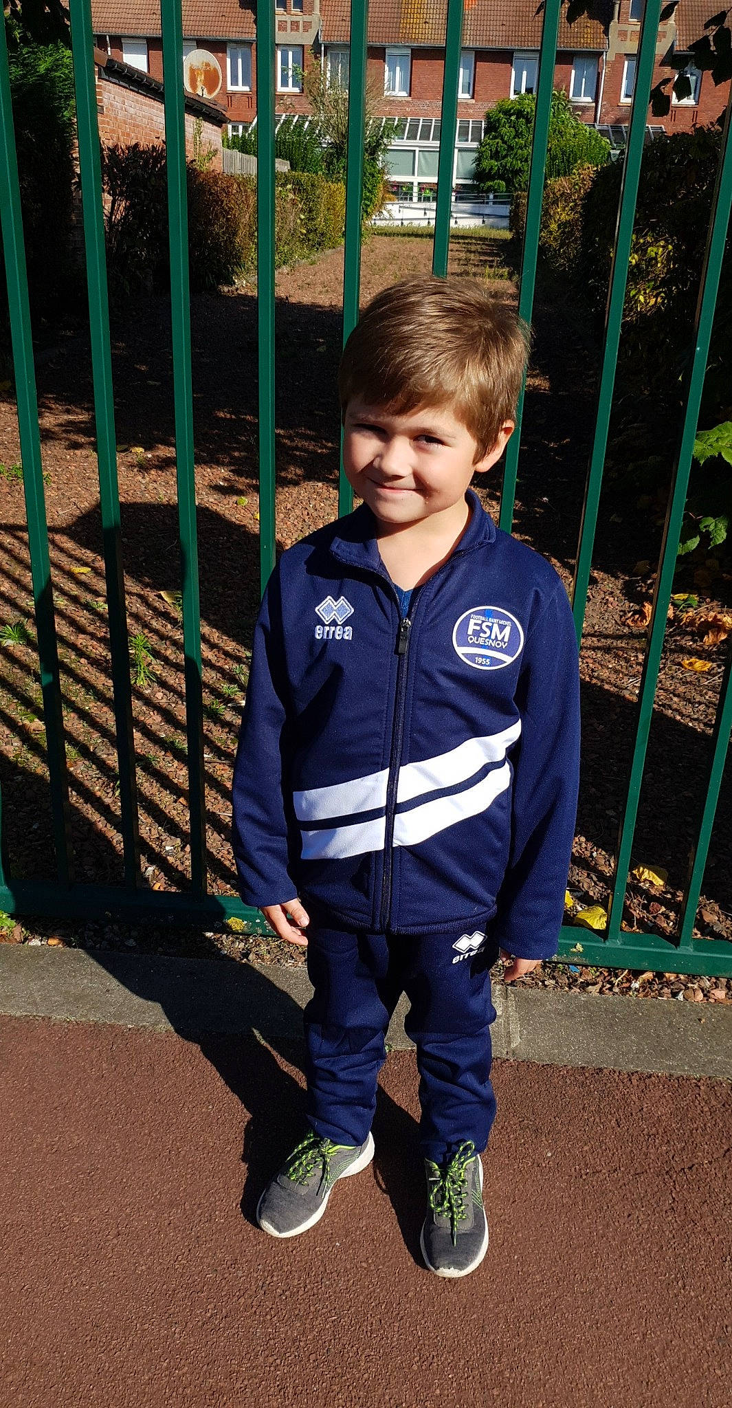 Rayhan participe au concours pour gagner de l'argent avec cette photo : blue, boy, car, child, clothing, cool, day, fun, green, jeans, joy, male, outerwear, person, product, public_space, recreation, standing, t_shirt, toddler