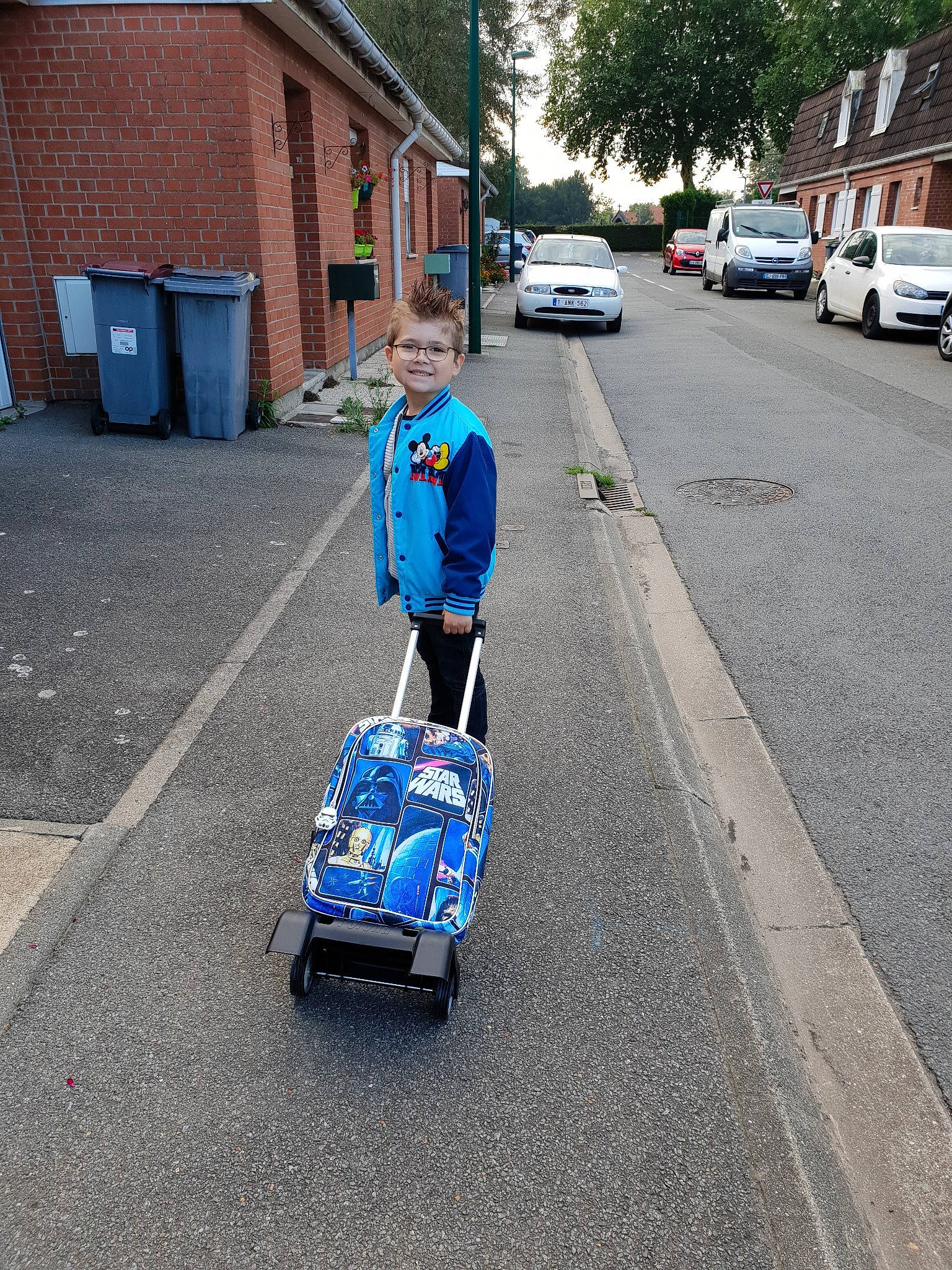 Rayhan participe au concours pour gagner de l'argent avec cette photo : asphalt, bicycle_accessory, car, joy, land_vehicle, lane, mode_of_transport, motor_vehicle, pedestrian, person, product, recreation, road, road_surface, scooter, sidewalk, sports_equipment, street, vehicle