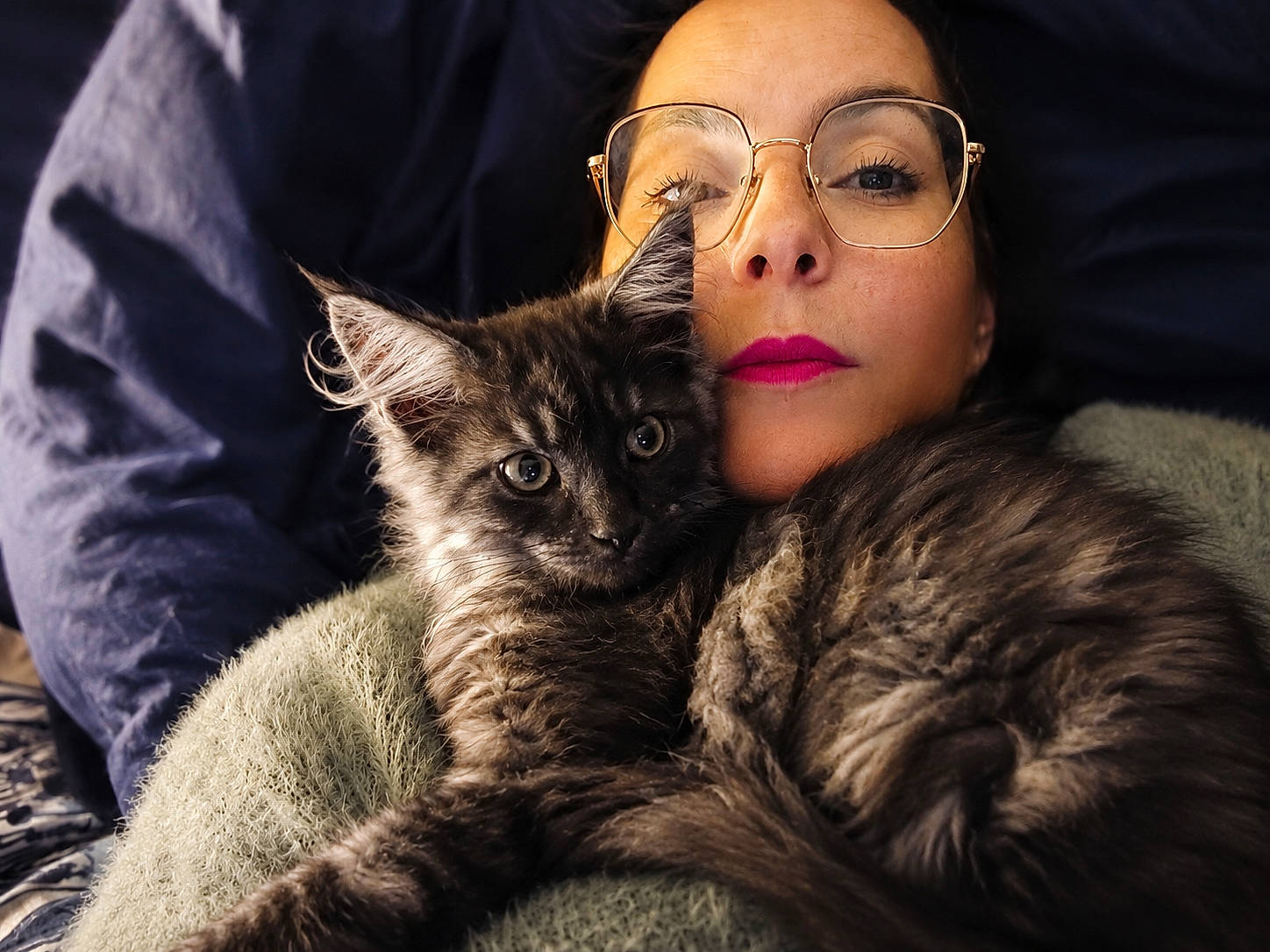 Blue a rejoint le concours — aidez-le/la à gagner de superbes lots ! animal, cat, close_up, companion, cozy, cute, eyewear, face, furry, glasses, gray_cat, indoor, kitten, lipstick, pet, portrait, relaxed, snuggling, soft_texture, woman