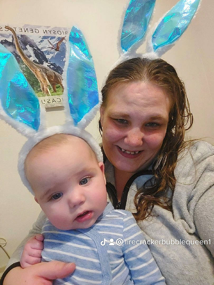 Elvis is registered to the contest to win money with this photo: azure, baby, baby_toddler_clothing, beauty, blue, child, electric_blue, event, fashion_accessory, fun, gesture, hairstyle, happy, headpiece, iris, jewellery, joy, person, smile, textile